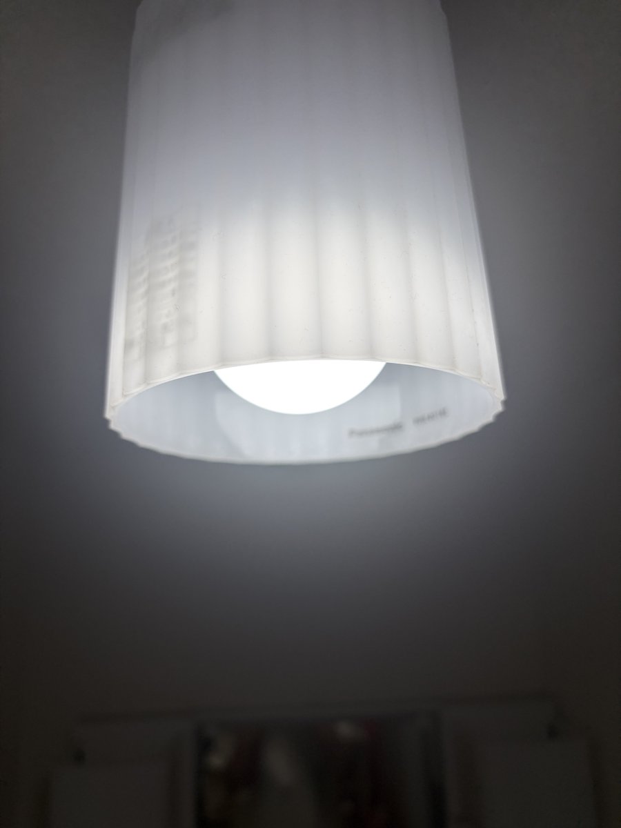 193fp's tweet photo. えっ！魔法でも使ってるの？停電しても電気が消えない電球がすごい。普段は使ってる間に充電してくれるから、電気が止まっても6時間つきっぱなし。照明器具の電球を変えるだけで使えるなんてステキ。省エネ設計でコスパ良いから家計にも優しくてありがたみが過ぎる。さらに驚きのサプライズが あるんだけど…
