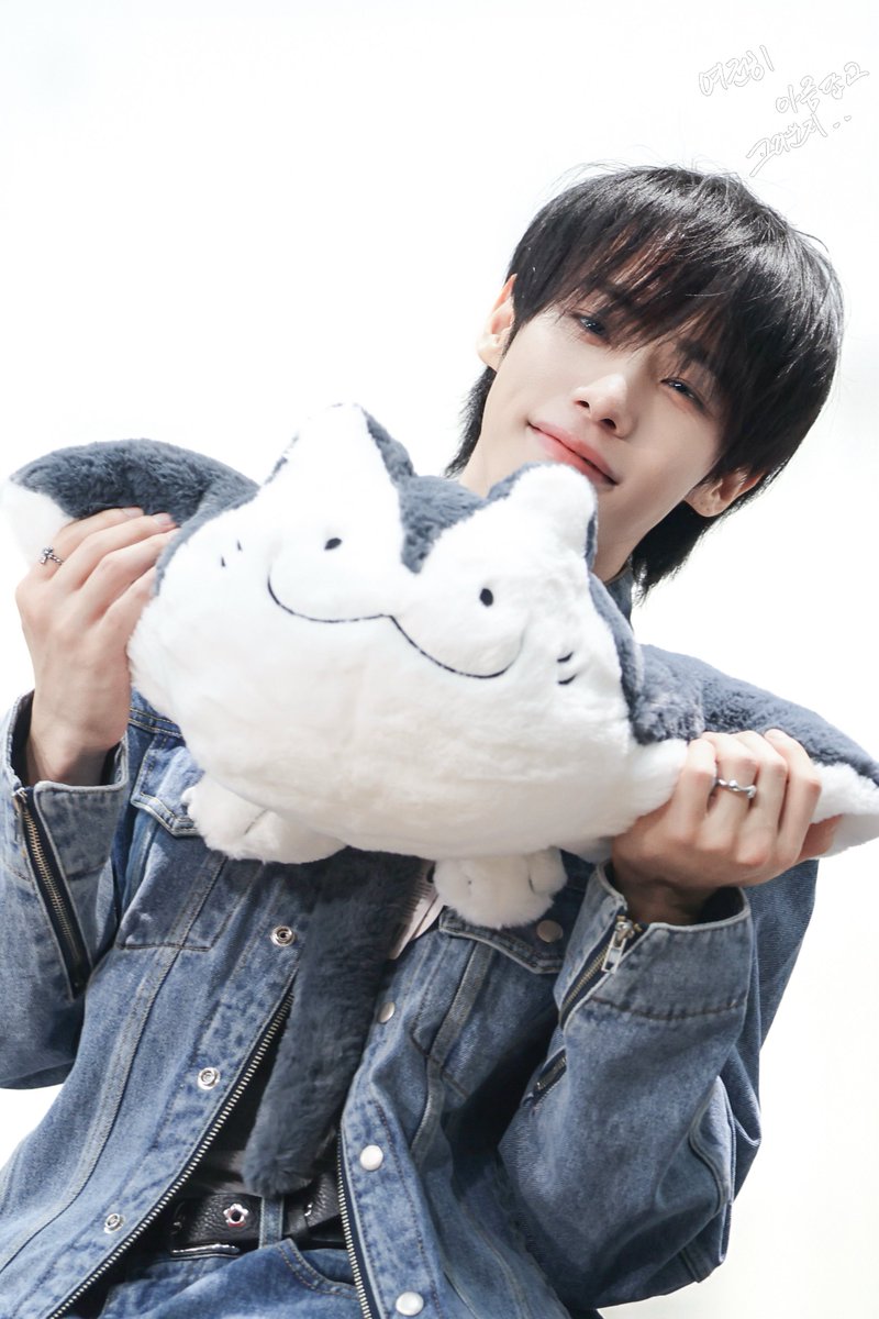 ritawithxen's tweet photo. 261002

 •‧̫•

#OMEGA_X #오메가엑스
#젠 #XEN https://t.co/K51uAZnvYy