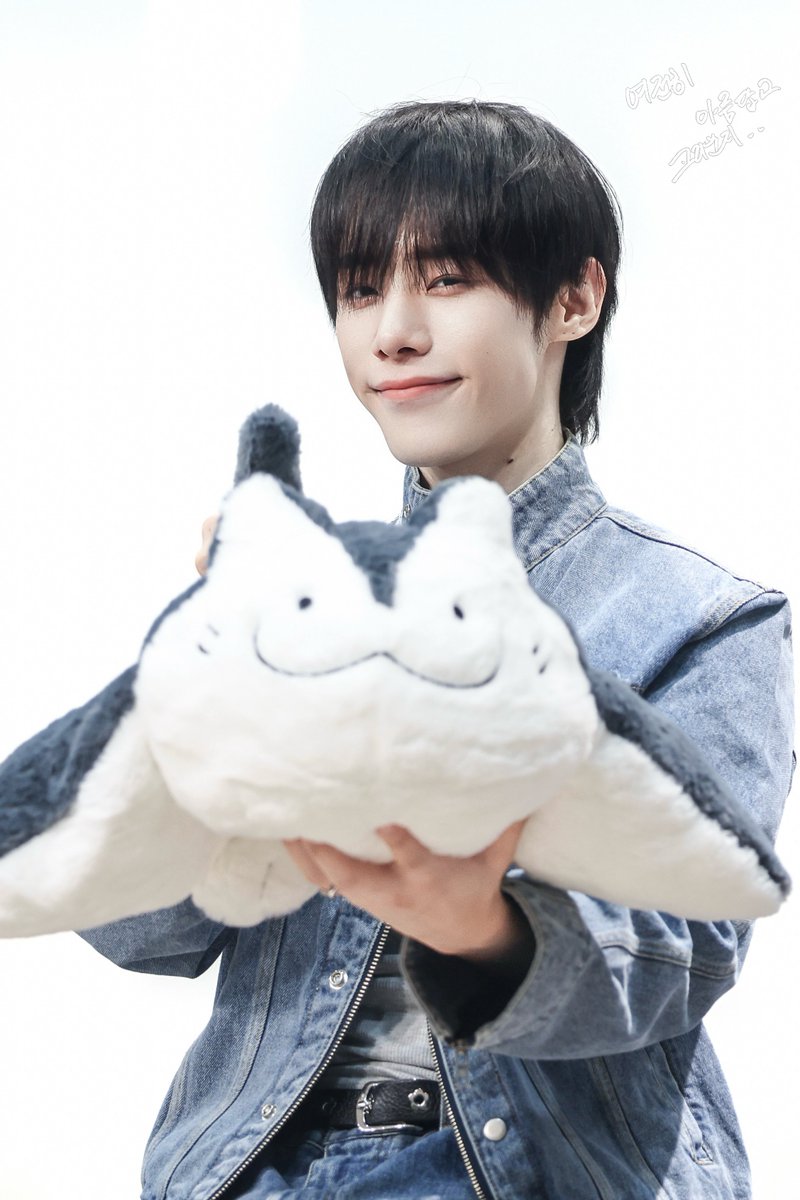 ritawithxen's tweet photo. 261002

 •‧̫•

#OMEGA_X #오메가엑스
#젠 #XEN https://t.co/K51uAZnvYy