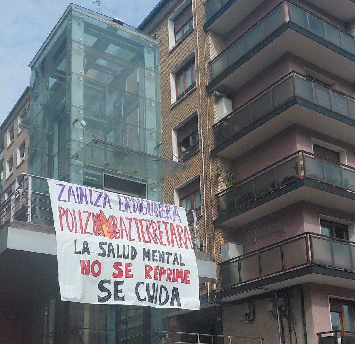 EhbMaria's tweet photo. Hoy, convocados por la plataforma Justizia Anderrentzat, hemos vuelto a salir a la calle para exigir responsabilidad ante los abusos policiales y la impunidad. 

*Injustiziaren aurrean, herriaren indarra.*

Ez dugu Babacar, Ander edo Cabacas gehiagorik nahi. https://t.co/s88iUaNBTg