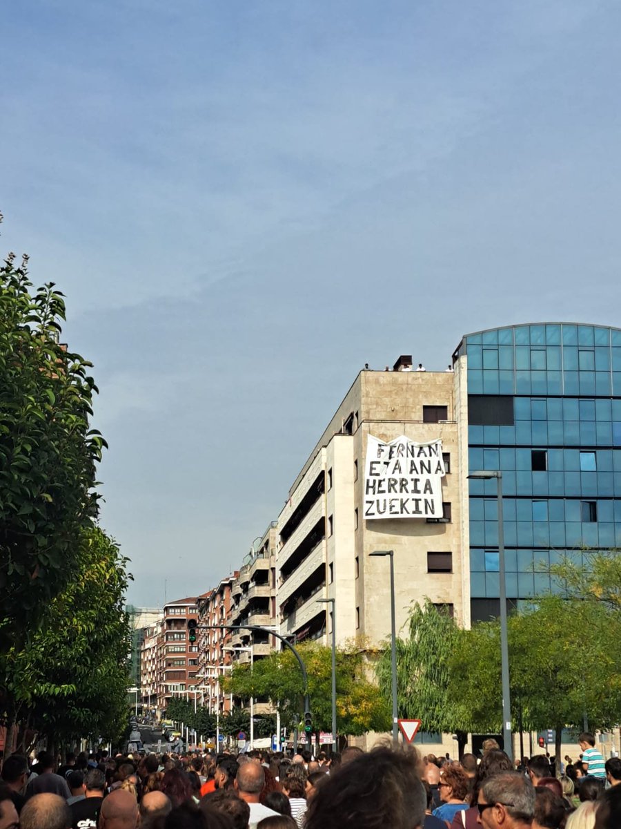 EhbMaria's tweet photo. Hoy, convocados por la plataforma Justizia Anderrentzat, hemos vuelto a salir a la calle para exigir responsabilidad ante los abusos policiales y la impunidad. 

*Injustiziaren aurrean, herriaren indarra.*

Ez dugu Babacar, Ander edo Cabacas gehiagorik nahi. https://t.co/s88iUaNBTg