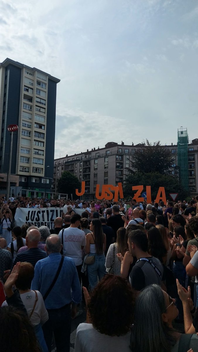 EhbMaria's tweet photo. Hoy, convocados por la plataforma Justizia Anderrentzat, hemos vuelto a salir a la calle para exigir responsabilidad ante los abusos policiales y la impunidad. 

*Injustiziaren aurrean, herriaren indarra.*

Ez dugu Babacar, Ander edo Cabacas gehiagorik nahi. https://t.co/s88iUaNBTg
