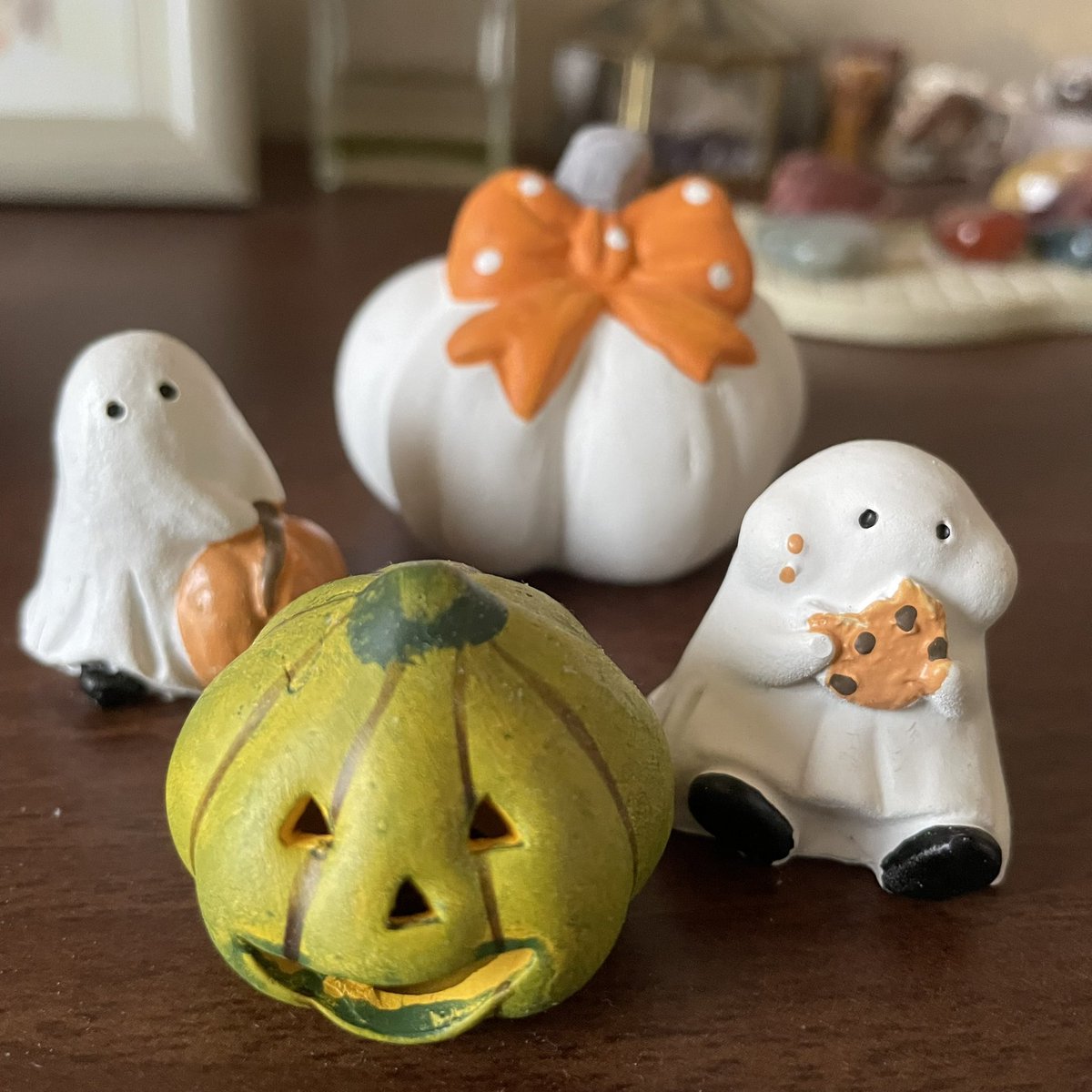 ruhunateatime's tweet photo. ハロウィンの飾りを、「kitchenkitchen」で毎年ちょっとずつ買い足すのがこの時期の楽しみ🥰
今年の新入りちゃんはこの子達👻
trick or treat❣️🎃
#ハロウィン
#kitchenkitchen
#クリスマスよりハロウィンが好き
#向井のまどログ https://t.co/TBTRR2Y87K