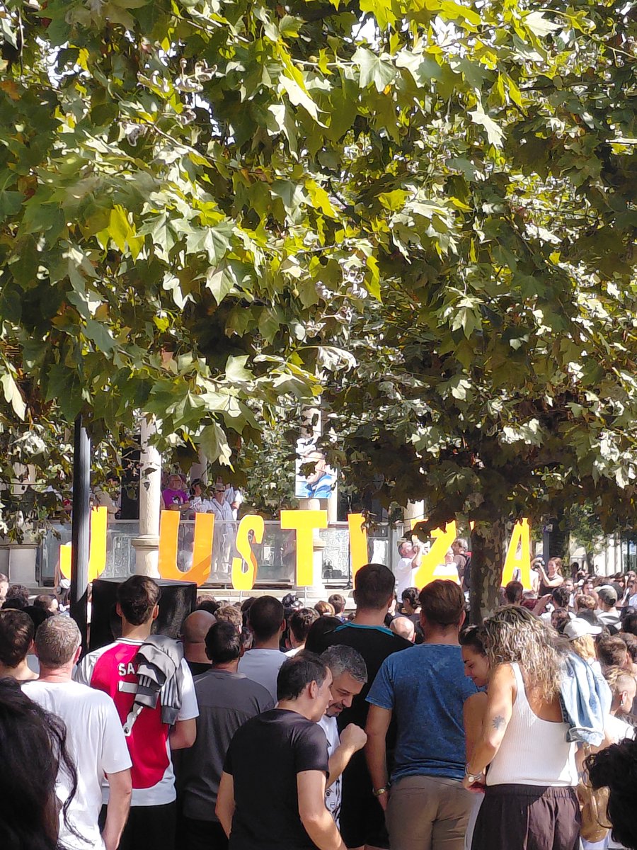 EhbMaria's tweet photo. Hoy, convocados por la plataforma Justizia Anderrentzat, hemos vuelto a salir a la calle para exigir responsabilidad ante los abusos policiales y la impunidad. 

*Injustiziaren aurrean, herriaren indarra.*

Ez dugu Babacar, Ander edo Cabacas gehiagorik nahi. https://t.co/s88iUaNBTg