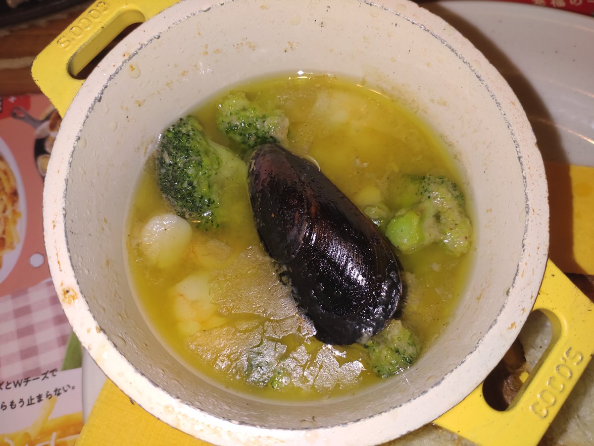 fake_4's tweet photo. ＃COCO'S
＃アヒージョ
#ココス

久しぶり娘と2人でココスに晩飯を食べに行きました

オヤジは呑めればいいので娘に食べたいものを注文させてオヤジはビール

ツマミになりそうなものを娘がアヒージョを選んでくれて、来たのが···

左メニュー　　右実物

くれぐれも、食べた後ではありません https://t.co/pzWoEW6Gwi