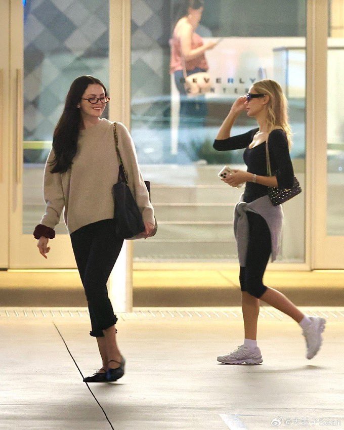 updateselenas's tweet photo. 📸 Selena Gomez com Pia Mia em Los Angeles ontem (02/10). https://t.co/tbtexDQxwD