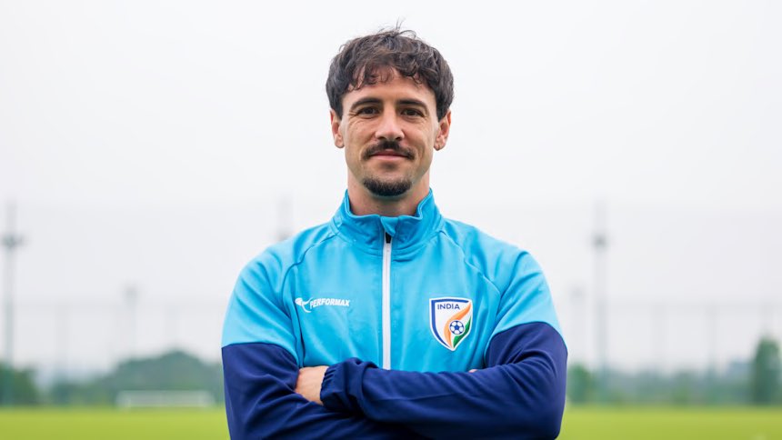 revistaseriez's tweet photo. No meio de uma escalação com nomes tipicamente indianos, a exceção é Ryan Williams, que tinha a opção de defender quatro seleções diferentes

Ele é nascido na Austrália 🇦🇺, o pai é inglês 🏴󠁧󠁢󠁥󠁮󠁧󠁿 e a mãe tem dupla nacionalidade britânica (do País de Gales 🏴󠁧󠁢󠁷󠁬󠁳󠁿) e indiana 🇮🇳!

Ele jogou na seleção de base da Austrália e fez uma partida pela seleção principal em 2019. Sem mais chances, em novembro de 2025 ele conseguiu a cidadania indiana, já atuando no país, e agora defende a seleção

#DataFifaNaSérieZ