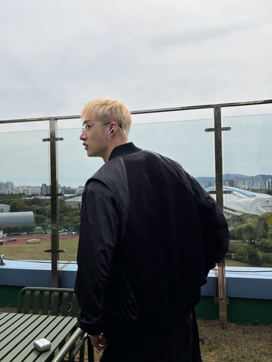 gnabnahctext's tweet photo. 📸 261003 insta post!

👓 
#STAY #BirthdayBoi https://t.co/QUsqhTmpxm