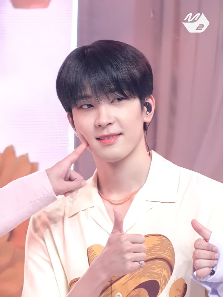 jeonww77's tweet photo. 원우 진짜 볼이 한정선 떡피….. https://t.co/Skj4eJh6Qb