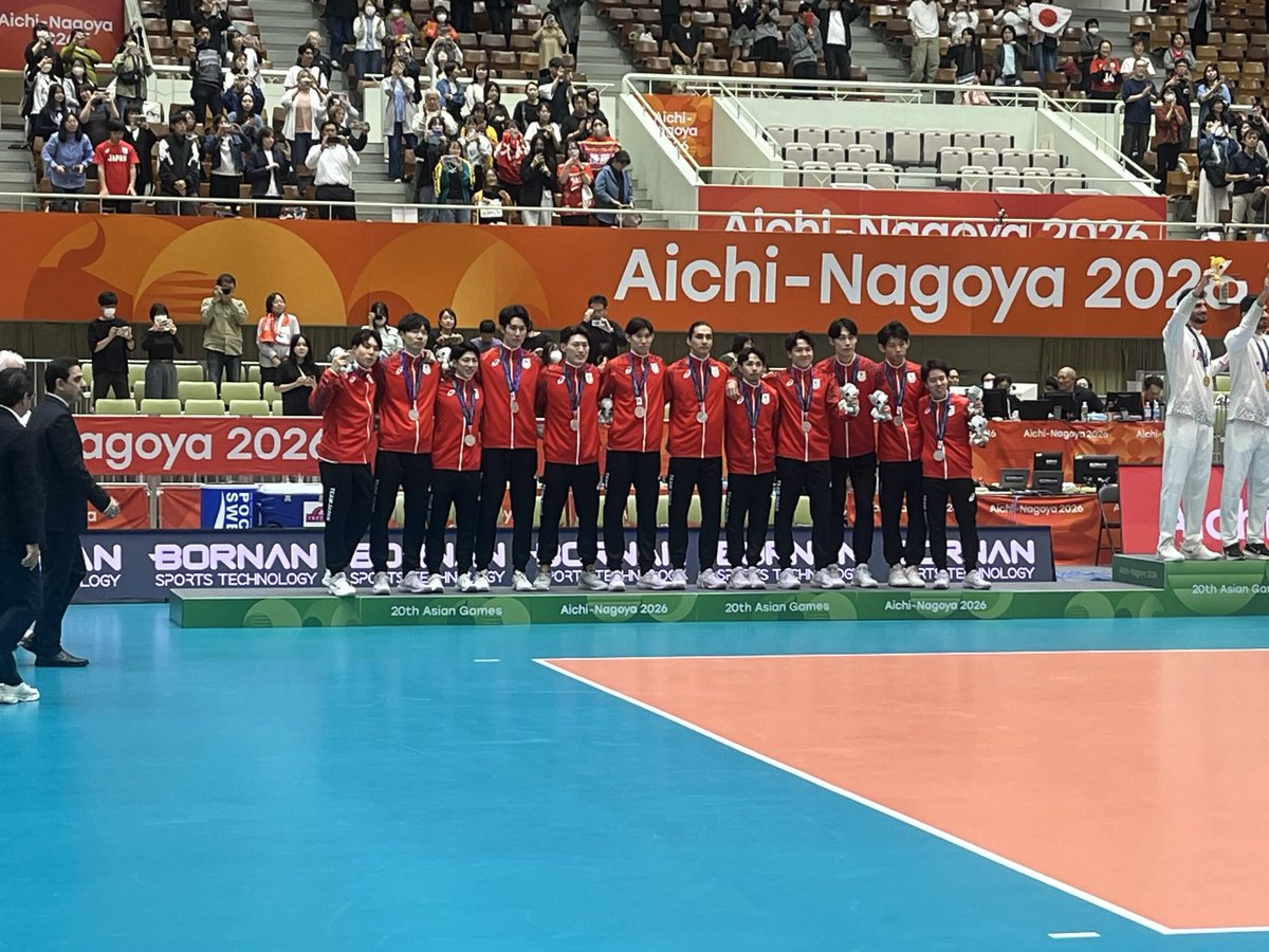 TBSvolleyboo's tweet photo. #アジア大会 男子バレー 決勝
日本 🇯🇵 1-3 🇮🇷 イラン
(26-28, 25-19, 21-25, 24-26)

アジア大会3連覇中イランに対し
最後大塚選手のサービスエースやスパイクで勢いづくも悔しい惜敗...

それでも前回の銅メダルに続き
2大会連続のメダル獲得となりました‼️

選手の皆様、スタッフ、関係者の皆様
本当に長いシーズンお疲れ様でした🙇✨✨

SVリーグやそれぞれの場所で
今後の活躍を引き続き応援しています💪💪

アジア大会 男子バレー
🥇イラン🇮🇷
🥈日本🇯🇵
🥉パキスタン🇵🇰