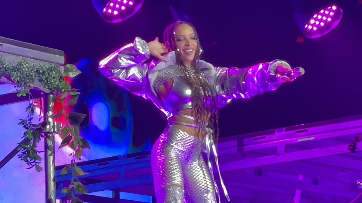 AngieSmiley16's tweet photo. #UpliftTinashe because I was there 2021 https://t.co/kWNj5muW4j