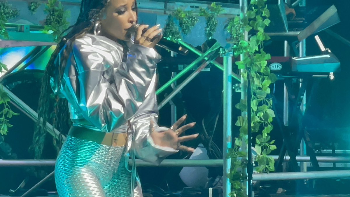 AngieSmiley16's tweet photo. #UpliftTinashe because I was there 2021 https://t.co/kWNj5muW4j