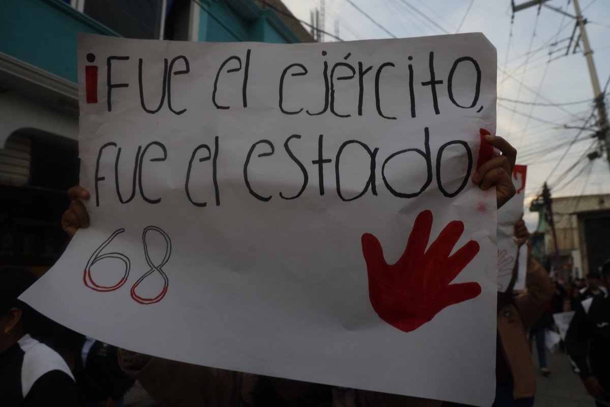Tlachinollan's tweet photo. 📌“Fue el ejército, fue el Estado”: 68 y 43 |👀Estudiantes de la Normal Regional de la Montaña, Guerrero, marcharon para conmemorar el 2 de octubre y por los 43. Exigieron justicia y verdad en los crímenes de Estado, donde el perpetrador fue el ejército
👉🏾https://t.co/ZGJwEeaDcp https://t.co/JoQtBQmox4