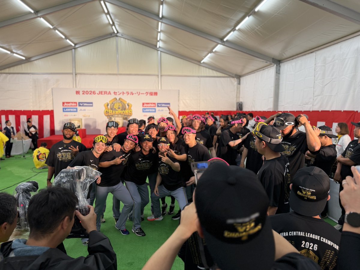 TigersDreamlink's tweet photo. ビールかけ開始前のワクワク感をお届け！
大騒ぎのビールかけ！③

#虎VV2026
#阪神タイガース
#熱覇
#連覇 https://t.co/ljKYjYL5oc