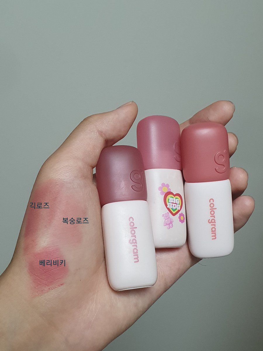coduck00's tweet photo. #내돈내산 
쿨타로즈랑 복숭로즈중에 엄청 고민해서 복숭로즈 샀는데 너무 잘산거같아요 진짜 립도 예쁜데 블러셔로 올렸을때가 진짜 ㄹㅈㄷ임 ㅠㅠ 제가 좋아하는색인 긱로즈랑 베리비키도 같이 비교발색했어요 한번쯤 꼭 써보시길.... https://t.co/6lNou8FwQN