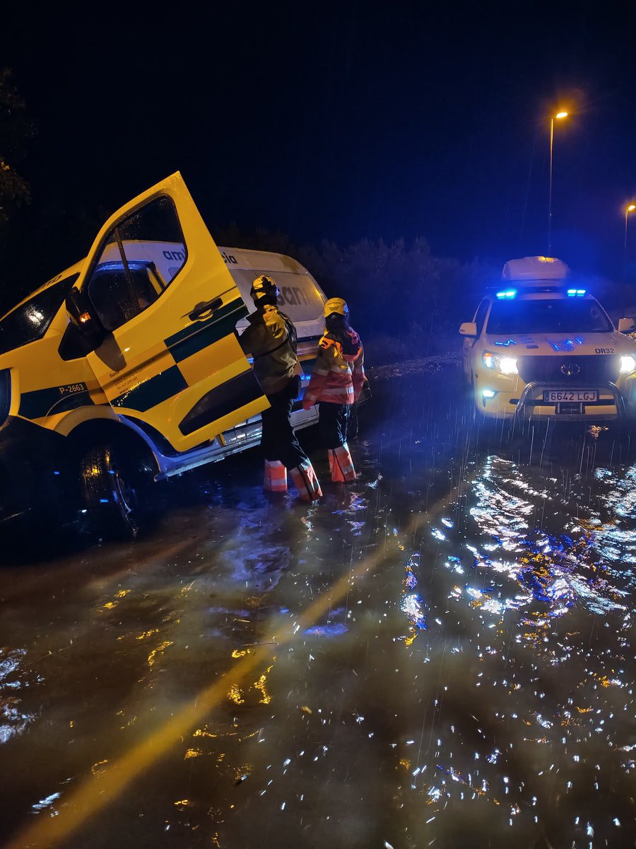 semgencat's tweet photo. 📸: Imatges d’alguns incidents amb participació de la Unitat d’Intervenció i Suport #UIS del SEM, pels forts aiguats a Terres de l’Ebre. 

Diferents equips han estat donant recolzament i suport sanitari, avançat i especialitzat, a les unitats i població del territori afectat, sota una estreta coordinació entre les sales de coordinació involucrades.

#INUNCAT @emergenciescat