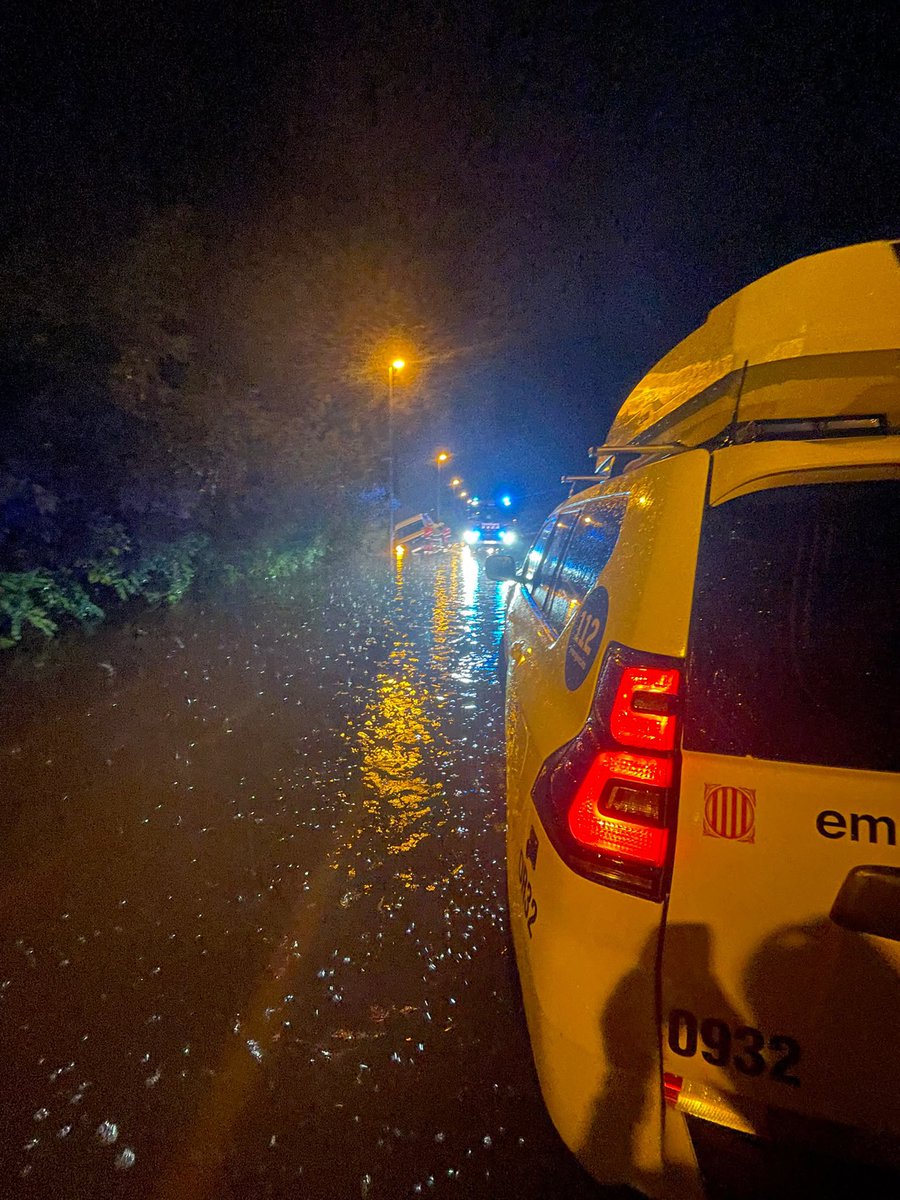 semgencat's tweet photo. 📸: Imatges d’alguns incidents amb participació de la Unitat d’Intervenció i Suport #UIS del SEM, pels forts aiguats a Terres de l’Ebre. 

Diferents equips han estat donant recolzament i suport sanitari, avançat i especialitzat, a les unitats i població del territori afectat, sota una estreta coordinació entre les sales de coordinació involucrades.

#INUNCAT @emergenciescat