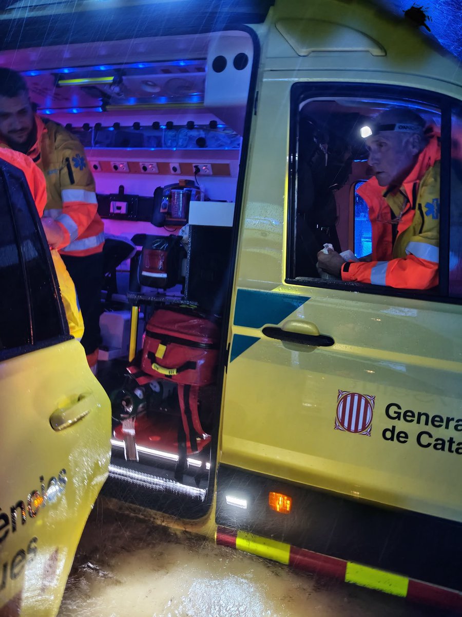 semgencat's tweet photo. 📸: Imatges d’alguns incidents amb participació de la Unitat d’Intervenció i Suport #UIS del SEM, pels forts aiguats a Terres de l’Ebre. 

Diferents equips han estat donant recolzament i suport sanitari, avançat i especialitzat, a les unitats i població del territori afectat, sota una estreta coordinació entre les sales de coordinació involucrades.

#INUNCAT @emergenciescat
