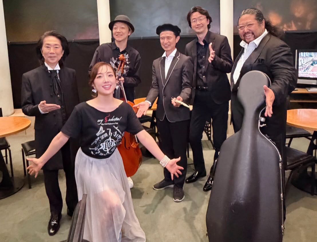 watanabetoshiyu's tweet photo. 本日、所沢市民文化センター ミューズ アークホールで行われた『平原綾香 Concert Tour 2026 〜my Orchestra〜』初日公演、おかげさまで大盛況のうちに終演を迎えました。

ご来場いただいた皆様、本当に有難うございました！

東京フィルハーモニー交響楽団をバックに歌う平原綾香さん。本日の歌唱も本当に素晴らしいものでした。

綾香さんとは長年にわたり、さまざまなオーケストラとの共演をご一緒してきましたが、今回あらためて感じたのは、彼女が20年以上の歌手人生の中で積み重ねてきた圧倒的な歌唱力と表現力です。

壮大なフルオーケストラの響きをしっかりと受け止めながら、時には繊細に、時には圧倒的なスケールで歌い上げる。
声の力はもちろん、言葉の伝え方、音楽の流れ、そして一曲一曲の世界を描き出す表現力、そのどれをとっても素晴らしく、まさに日本を代表する歌姫だと、今日のステージを聴きながらあらためて感じました。

そして今回のコンサートでもう一つ特筆したいのが、綾香さんと共同プロデュースを務める松任谷正隆さんの存在です。

松任谷さんならではの卓越したセンスが演出の随所に光り、これまでの綾香さんのオーケストラコンサートとはひと味違う、洗練された特別な世界が創り上げられています。
私自身も、その素晴らしいプロデュース力にあらためて感銘を受けました。

実は松任谷さんとは、私がまだ20歳の頃に一緒に仕事をさせていただいたことがあります。

「赤い鳥」解散後、私はさまざまなアーティストのサポートミュージシャンを経験し、その後さだまさしさんのプロデューサー、アレンジャーを務めるようになるのですが、その途中で、「赤い鳥」のメンバーだった山本潤子さん、山本俊彦さん、大川茂さんによって結成された「ハイ・ファイ・セット」の初期のバックバンドで、キーボードを担当していた時期がありました。

当時「ハイ・ファイ・セット」をプロデュースされていたのが、松任谷正隆さんでした。

私が20歳、松任谷さんが24歳。
今からおよそ半世紀前のことです。

アレンジャーとして、そしてキーボーディストとして、すでに抜群のセンスをお持ちだった松任谷さんに、若かった私はずいぶん可愛がっていただきました。

そしてもう一つ、忘れられない思い出があります。

「ハイ・ファイ・セット」の2ndアルバムに収録された「ジュ マン ニュイ」。
荒井由実さん（現・松任谷由実さん）が作詞、私が作曲したこの曲を、松任谷さんに編曲していただきました。
当時の私にとって、それがどれほど嬉しかったことか。今でもよく覚えています。

あれから約半世紀。

こうして再び松任谷さんと同じコンサートを創る機会に恵まれたことは、何とも感慨深く、本当に嬉しい出来事でした。

若き日にご一緒した音楽仲間と、それぞれの道を歩み続け、半世紀という時を経て、再び一つの音楽を創る現場でご一緒できたという、音楽を続けてきたからこそ味わえる、幸せな再会だと感じています。

そして、その再会の場を作ってくれたのが、平原綾香さんの『my Orchestra』であることにも感謝しています。

このツアーでは、平原綾香さんの素晴らしい歌声、オーケストラの豊かな響き、そして松任谷正隆さんが創り上げる特別な世界を、ぜひ多くの皆様に会場で体感していただければと思います！