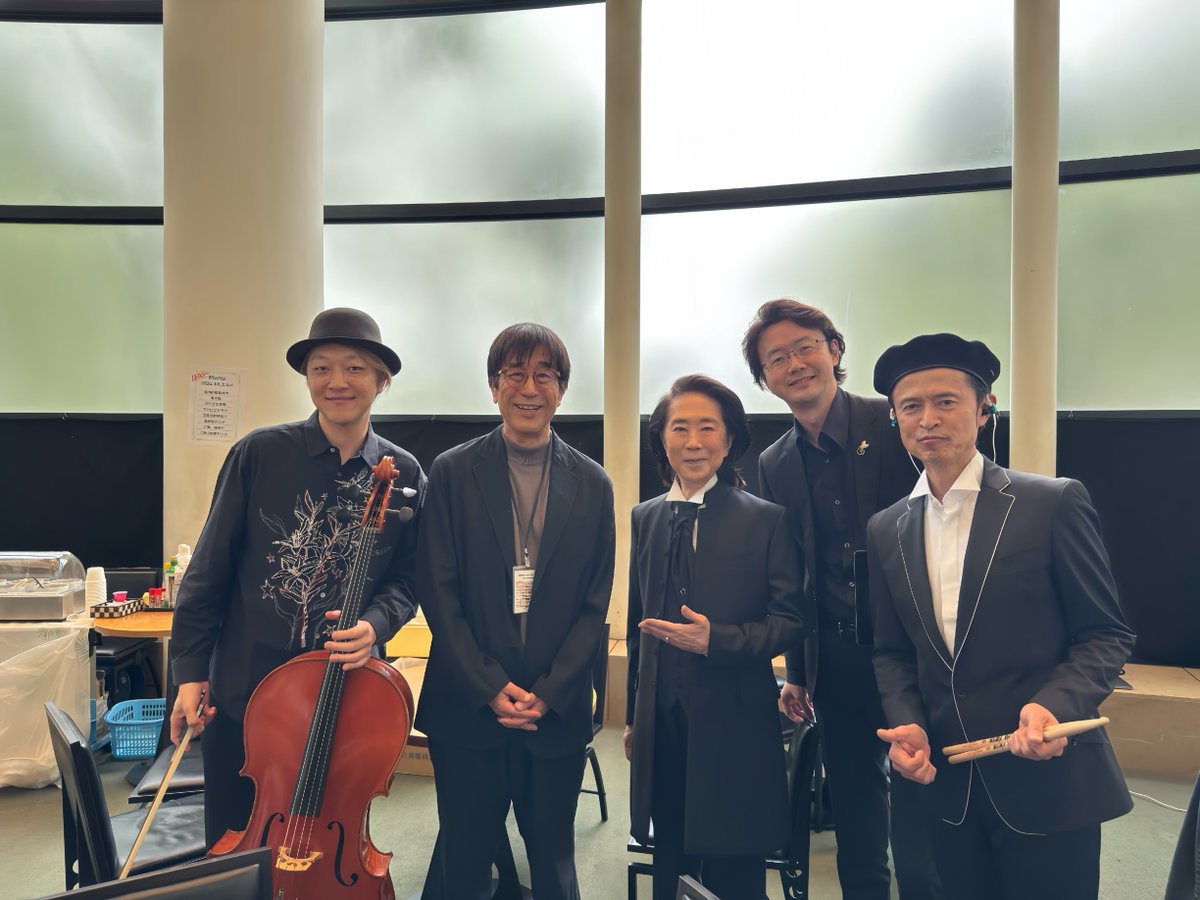 watanabetoshiyu's tweet photo. 本日、所沢市民文化センター ミューズ アークホールで行われた『平原綾香 Concert Tour 2026 〜my Orchestra〜』初日公演、おかげさまで大盛況のうちに終演を迎えました。

ご来場いただいた皆様、本当に有難うございました！

東京フィルハーモニー交響楽団をバックに歌う平原綾香さん。本日の歌唱も本当に素晴らしいものでした。

綾香さんとは長年にわたり、さまざまなオーケストラとの共演をご一緒してきましたが、今回あらためて感じたのは、彼女が20年以上の歌手人生の中で積み重ねてきた圧倒的な歌唱力と表現力です。

壮大なフルオーケストラの響きをしっかりと受け止めながら、時には繊細に、時には圧倒的なスケールで歌い上げる。
声の力はもちろん、言葉の伝え方、音楽の流れ、そして一曲一曲の世界を描き出す表現力、そのどれをとっても素晴らしく、まさに日本を代表する歌姫だと、今日のステージを聴きながらあらためて感じました。

そして今回のコンサートでもう一つ特筆したいのが、綾香さんと共同プロデュースを務める松任谷正隆さんの存在です。

松任谷さんならではの卓越したセンスが演出の随所に光り、これまでの綾香さんのオーケストラコンサートとはひと味違う、洗練された特別な世界が創り上げられています。
私自身も、その素晴らしいプロデュース力にあらためて感銘を受けました。

実は松任谷さんとは、私がまだ20歳の頃に一緒に仕事をさせていただいたことがあります。

「赤い鳥」解散後、私はさまざまなアーティストのサポートミュージシャンを経験し、その後さだまさしさんのプロデューサー、アレンジャーを務めるようになるのですが、その途中で、「赤い鳥」のメンバーだった山本潤子さん、山本俊彦さん、大川茂さんによって結成された「ハイ・ファイ・セット」の初期のバックバンドで、キーボードを担当していた時期がありました。

当時「ハイ・ファイ・セット」をプロデュースされていたのが、松任谷正隆さんでした。

私が20歳、松任谷さんが24歳。
今からおよそ半世紀前のことです。

アレンジャーとして、そしてキーボーディストとして、すでに抜群のセンスをお持ちだった松任谷さんに、若かった私はずいぶん可愛がっていただきました。

そしてもう一つ、忘れられない思い出があります。

「ハイ・ファイ・セット」の2ndアルバムに収録された「ジュ マン ニュイ」。
荒井由実さん（現・松任谷由実さん）が作詞、私が作曲したこの曲を、松任谷さんに編曲していただきました。
当時の私にとって、それがどれほど嬉しかったことか。今でもよく覚えています。

あれから約半世紀。

こうして再び松任谷さんと同じコンサートを創る機会に恵まれたことは、何とも感慨深く、本当に嬉しい出来事でした。

若き日にご一緒した音楽仲間と、それぞれの道を歩み続け、半世紀という時を経て、再び一つの音楽を創る現場でご一緒できたという、音楽を続けてきたからこそ味わえる、幸せな再会だと感じています。

そして、その再会の場を作ってくれたのが、平原綾香さんの『my Orchestra』であることにも感謝しています。

このツアーでは、平原綾香さんの素晴らしい歌声、オーケストラの豊かな響き、そして松任谷正隆さんが創り上げる特別な世界を、ぜひ多くの皆様に会場で体感していただければと思います！