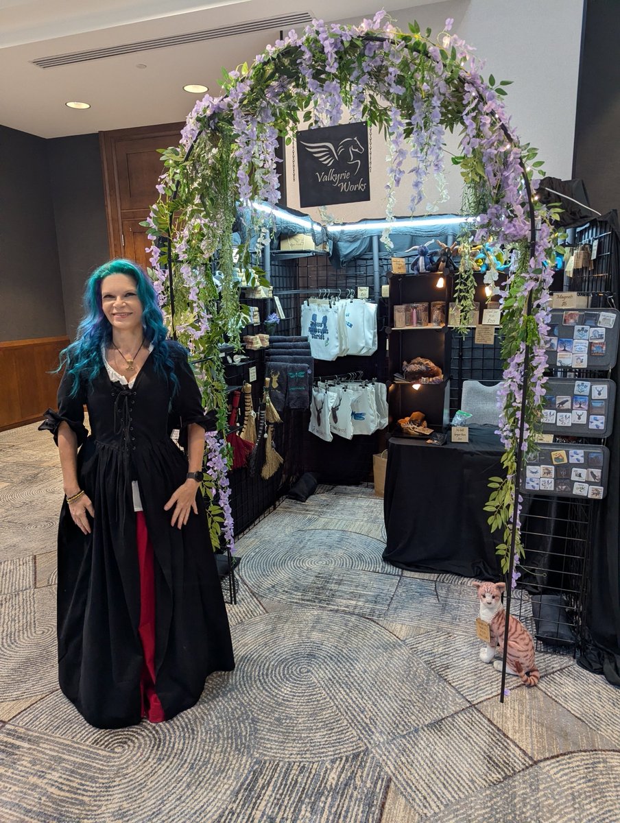 ValkyrieWorksLL's tweet photo. I went to bed at 2am and finished sewing this dress at 6am 😂

Here at @thelandconus and having a great time! Unfortunately the dragonflies sold out in the first 20 minutes this morning. But! I will be making more and listing them online in a few weeks!

#thelandconus #outlander https://t.co/DkkgZ3Ydcr