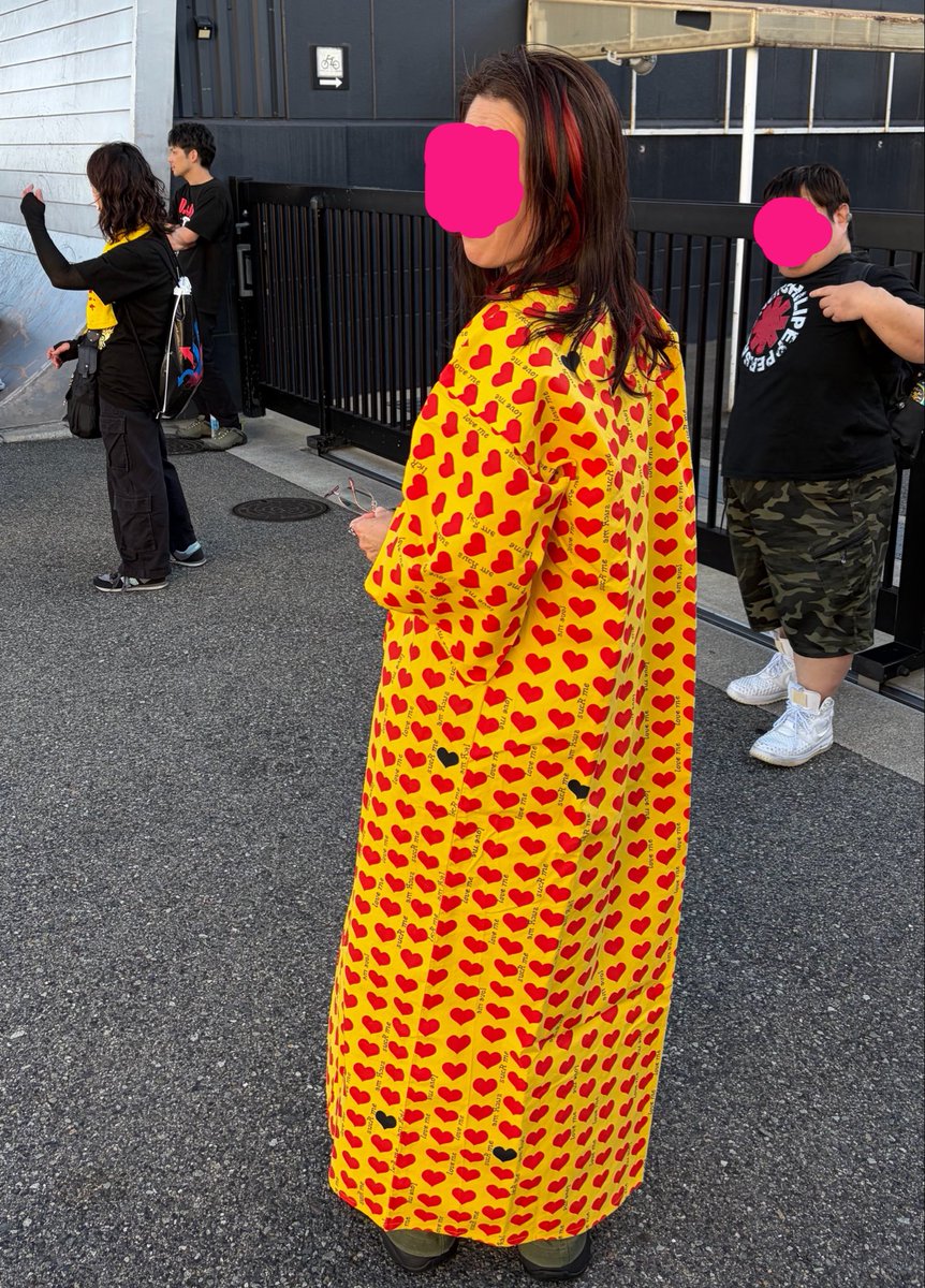 KAIRO_DQ's tweet photo. スプレビから帰宅!
大阪参戦の方々お疲れ様です
石塚先生もお元気そうで何よりでした
25年前のhide museumの浴衣を羽織っている嫁もパシャリ
後ろのお兄ちゃんがバッチリポーズとっててわろた
#hidewithSupreadBeaver https://t.co/tzZb9BlBsq