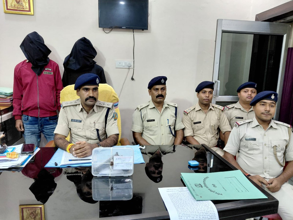 ranchipolice's tweet photo. *नामकुम थाना क्षेत्र में अवैध आग्नेयास्त्र एवं चोरी की मोटरसाईकिल के साथ दो व्यक्ति गिरफ्तार*

 दिनाक़ 02.10.26 को गुप्त सूचना प्राप्त हुई कि नामकुम क्षेत्र अन्र्तगत कुछ अपराधकर्मी किसी अपराधिक घटना को अंजाम देने के लिए हथियार के साथ हाईटेंशन ग्राउंड के पास एक खण्डहर भवन में चोरी की गई मोटरसाईकिल के साथ एकत्रित हुए हैं। उक्त सूचना के सत्यापन हेतु एक छापामारी दल का गठन किया गया। गठित छापामारी दल के द्वारा हाईटेंशन ग्राउंड के पास देखा गया कि खण्डहर के बाहर एक यामहा FZ कम्पनी मोटरसाईकिल एवं बुलेट मोटरसाईकिल लगा हुआ है। प्रत्येक वाहन पर एक-एक लोग बैठकर बातचीत कर रहे है। पुलिस को देखकर दोनों व्यक्ति भागने का प्रयास किये, जिसे छापामारी दल के सदस्य एवं सशस्त्र बल के द्वारा पकड़ लिया गया। पकड़ाये हुए व्यक्तियों की विधिवत तलाशी लेने पर एक व्यक्ति के पास से कमर के पीछे बाये तरफ खोसा हुआ 1. लोहे का एक पिस्तौल मैगजीन सहित ��वं तीन जिन्दा गोली के साथ लोड अवस्था में पाया गया। दोनों व्यक्तियों के पास से बरामद मोटरसाइकिल भी चोरी का था, जिसका इस्तेमाल वे छीनतई और लूट की घटना को अंजाम देने में किया करते थे l घटना में शामिल अन्य व्यक्तियों को चिन्हित कर छापामारी किया जा रही है।

बरामद एवं जप्त सामान की विवरणीः-

1. पिस्टल-01
2. मैगजीन-01
3. जिन्दा कारतूस-03
4. मोटरसाईकिल-02 अदद्
@JharkhandPolice 
@IGRanchi 
@digranchi
@JharkhandCMO 
@DC_Ranchi 
@prdjharkhand
@hemantsorenjmm
@deepakbiruajmm
@sptrafficranchi