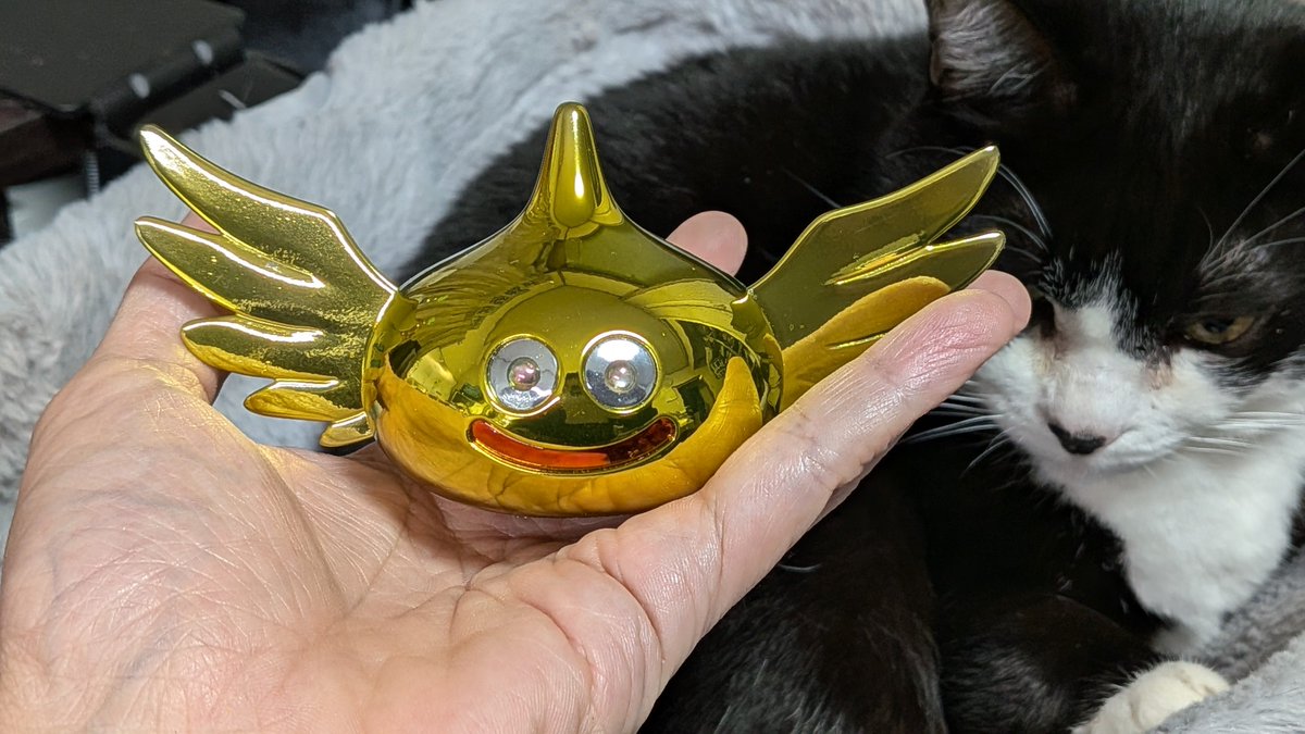 kurakuraplamo's tweet photo. ゴールデンメタルスライム完成！
塗膜計算ミスって合わせ目出ちゃったけど良しとしよう https://t.co/ptUYyEA3lR