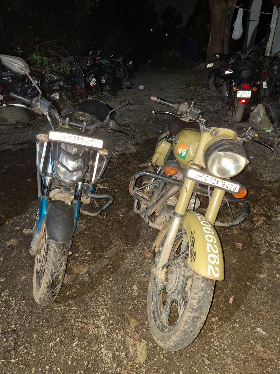 ranchipolice's tweet photo. *नामकुम थाना क्षेत्र में अवैध आग्नेयास्त्र एवं चोरी की मोटरसाईकिल के साथ दो व्यक्ति गिरफ्तार*

 दिनाक़ 02.10.26 को गुप्त सूचना प्राप्त हुई कि नामकुम क्षेत्र अन्र्तगत कुछ अपराधकर्मी किसी अपराधिक घटना को अंजाम देने के लिए हथियार के साथ हाईटेंशन ग्राउंड के पास एक खण्डहर भवन में चोरी की गई मोटरसाईकिल के साथ एकत्रित हुए हैं। उक्त सूचना के सत्यापन हेतु एक छापामारी दल का गठन किया गया। गठित छापामारी दल के द्वारा हाईटेंशन ग्राउंड के पास देखा गया कि खण्डहर के बाहर एक यामहा FZ कम्पनी मोटरसाईकिल एवं बुलेट मोटरसाईकिल लगा हुआ है। प्रत्येक वाहन पर एक-एक लोग बैठकर बातचीत कर रहे है। पुलिस को देखकर दोनों व्यक्ति भागने का प्रयास किये, जिसे छापामारी दल के सदस्य एवं सशस्त्र बल के द्वारा पकड़ लिया गया। पकड़ाये हुए व्यक्तियों की विधिवत तलाशी लेने पर एक व्यक्ति के पास से कमर के पीछे बाये तरफ खोसा हुआ 1. लोहे का एक पिस्तौल मैगजीन सहित ��वं तीन जिन्दा गोली के साथ लोड अवस्था में पाया गया। दोनों व्यक्तियों के पास से बरामद मोटरसाइकिल भी चोरी का था, जिसका इस्तेमाल वे छीनतई और लूट की घटना को अंजाम देने में किया करते थे l घटना में शामिल अन्य व्यक्तियों को चिन्हित कर छापामारी किया जा रही है।

बरामद एवं जप्त सामान की विवरणीः-

1. पिस्टल-01
2. मैगजीन-01
3. जिन्दा कारतूस-03
4. मोटरसाईकिल-02 अदद्
@JharkhandPolice 
@IGRanchi 
@digranchi
@JharkhandCMO 
@DC_Ranchi 
@prdjharkhand
@hemantsorenjmm
@deepakbiruajmm
@sptrafficranchi