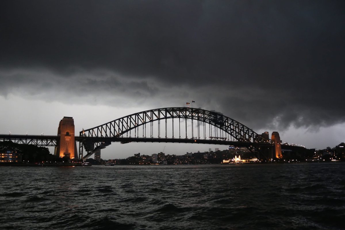 DraganStAJB's tweet photo. Stormy Day, Sydney Harbour...🌪 💦 🌞

#sydney #storm #spring #rain https://t.co/3GgF60lfTZ