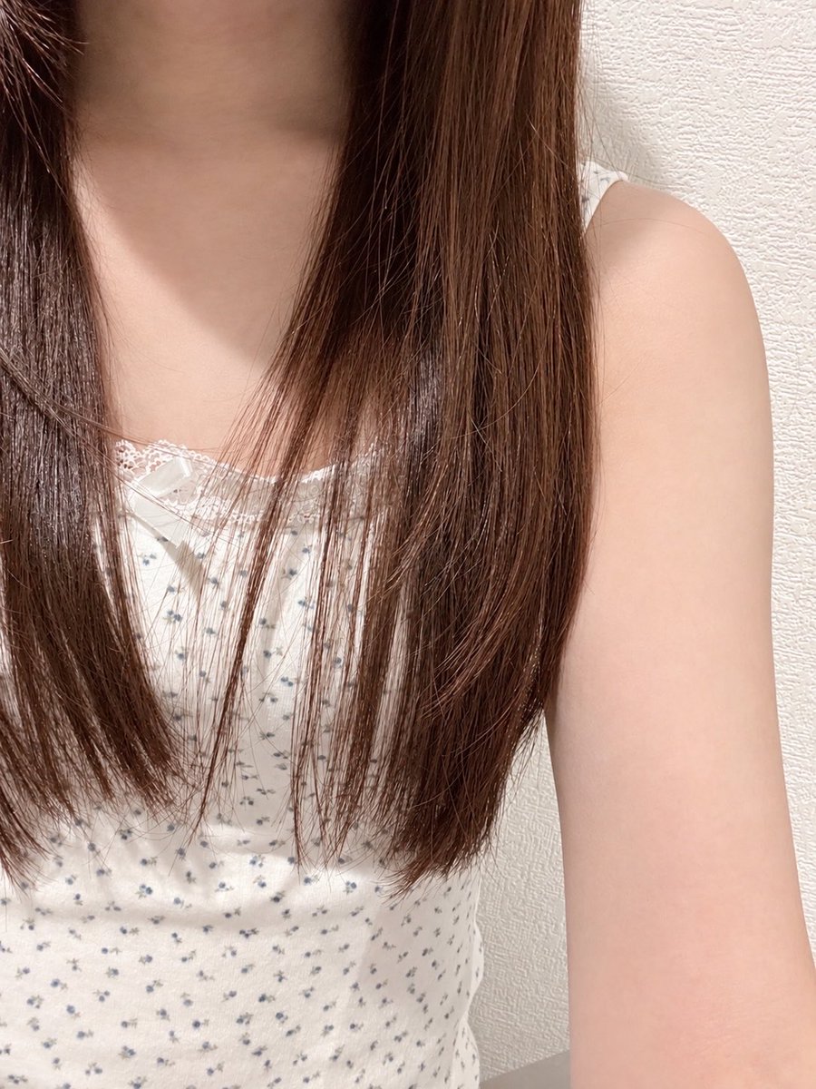 aiko25621's tweet photo. 髪の毛切るか悩む🥺 https://t.co/PvEW7hPBts