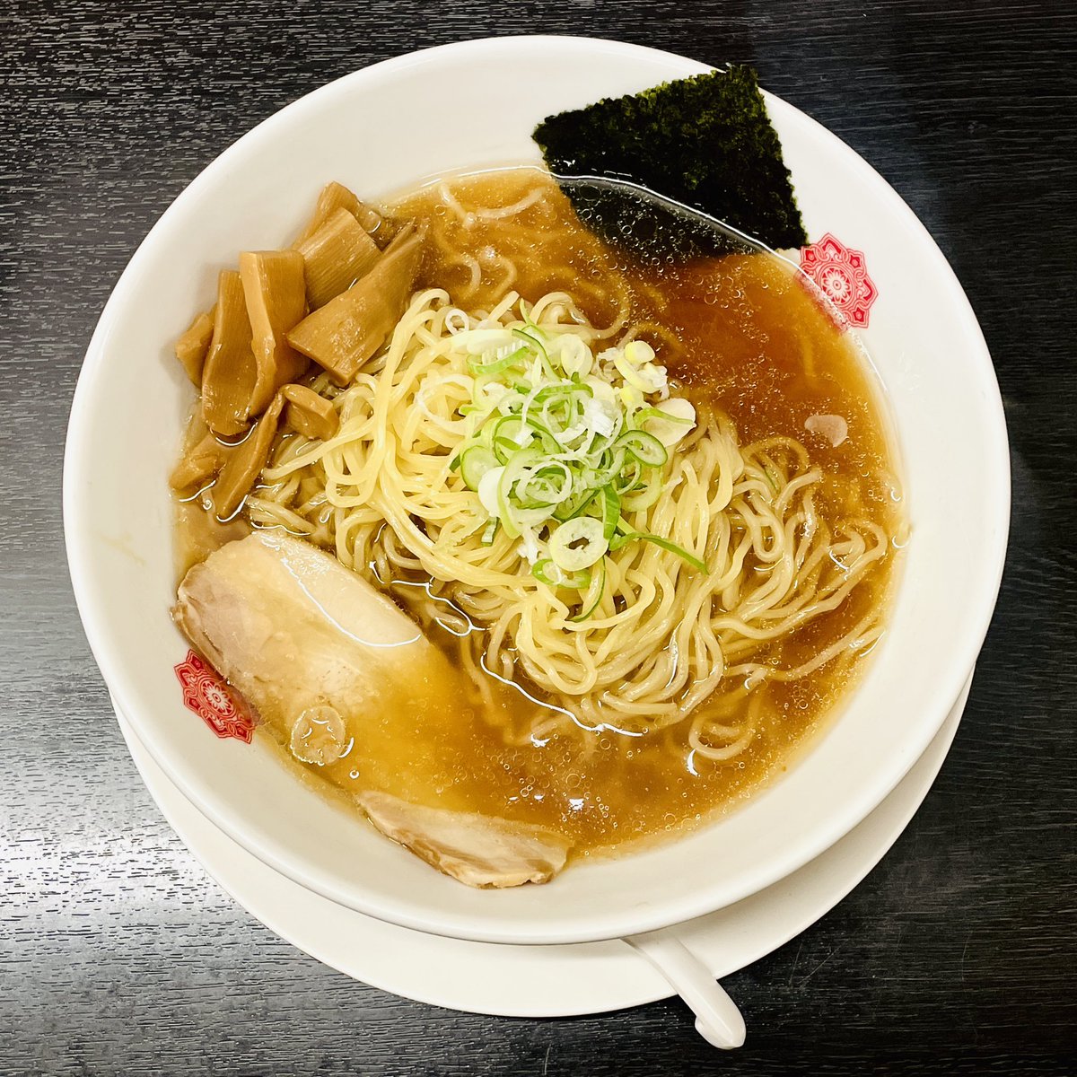 oishiidesyo's tweet photo. 日高屋
中華そば(麺大盛)

麺量こそ増やしたものの、調味料やトッピングなどのアレンジは加えず"ありのままの日高屋の中華そば"を味わうことが至高だと思っている。
だからこそ、「ラー��ン大好き小泉さん」の日高屋回を読んだときは震えた。食後の余韻まで含めて、すべてが"〆にちょうど良い一杯"。 https://t.co/oH3XZUfxpQ