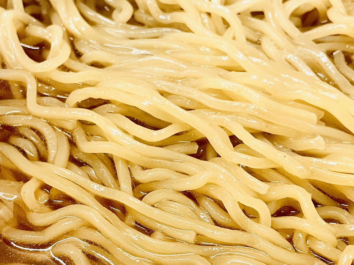 oishiidesyo's tweet photo. 日高屋
中華そば(麺大盛)

麺量こそ増やしたものの、調味料やトッピングなどのアレンジは加えず"ありのままの日高屋の中華そば"を味わうことが至高だと思っている。
だからこそ、「ラー��ン大好き小泉さん」の日高屋回を読んだときは震えた。食後の余韻まで含めて、すべてが"〆にちょうど良い一杯"。 https://t.co/oH3XZUfxpQ