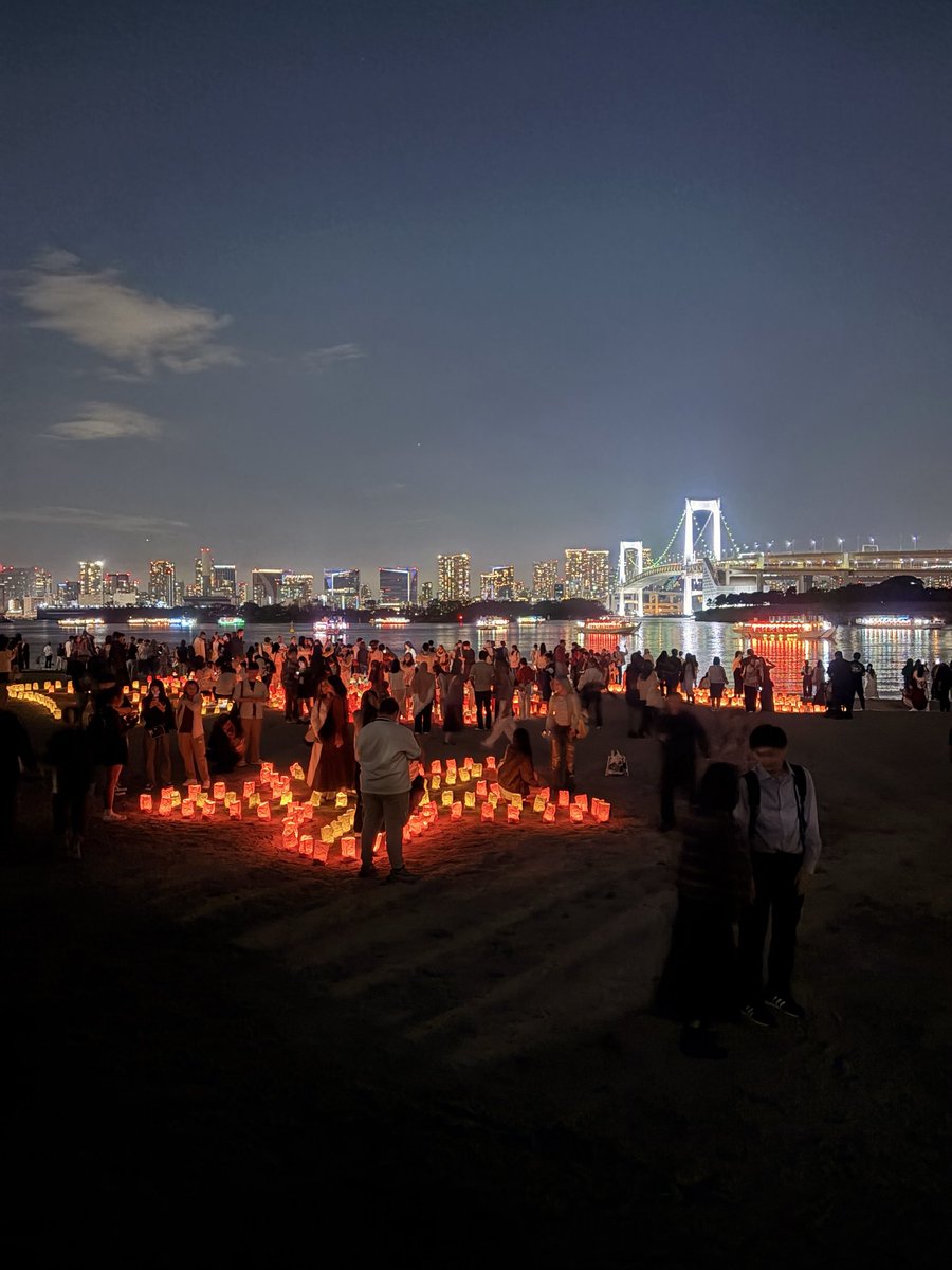 nmglizm's tweet photo. お台場海浜公園のペーパーランプのイベント見てきたたまたま火が消えたランプが目の前にあって、係の人が来たと思ったら火をつけさせてくれた！（長男長女にやらせてくれたけど、チャッカマン初めてでつけられず夫がやった）噴水のショーみたいなのも見られた〜（写真は撮れず） https://t.co/LsaezDpjGt