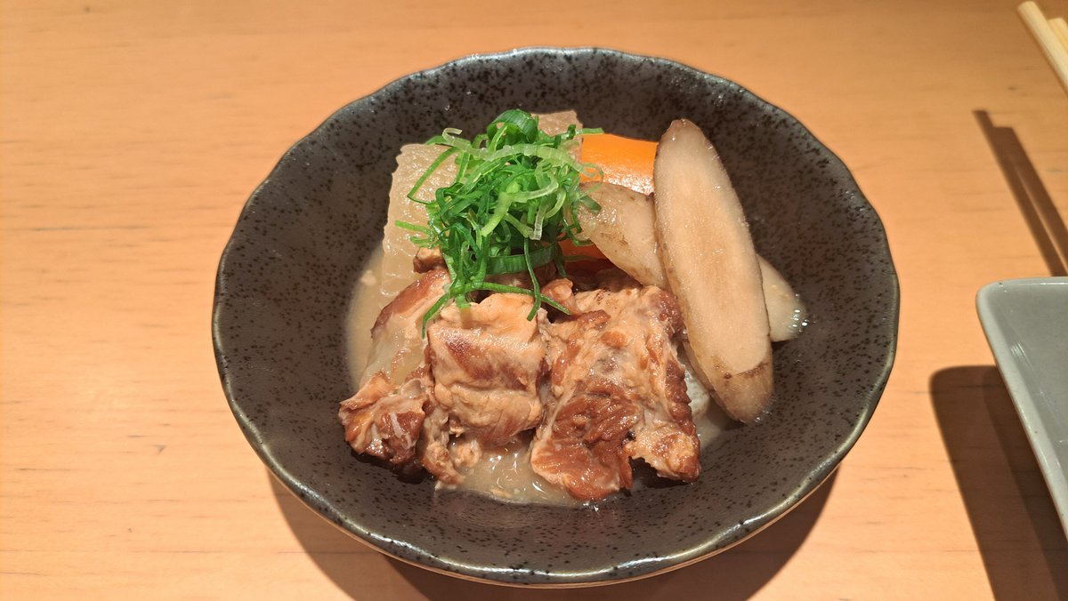 2015nubo's tweet photo. 渋谷「肴とお酒 おとと」発見
京都出身のご主人と鹿児島出身の奥さん2人の店
カウンター4、テーブル2＋4✕3卓
国分芋麹・黒霧ソーダ割、清酒東鶴
付け出し(鯛の炙り),豚味噌きゅうり,豚骨ハーフ,手作りさつま揚げ,刺盛り(富山 フクラギ,チカメキントキ,キダイ,アジ,アオリイカ) ,海鮮カレー https://t.co/KP0qXBtTp8