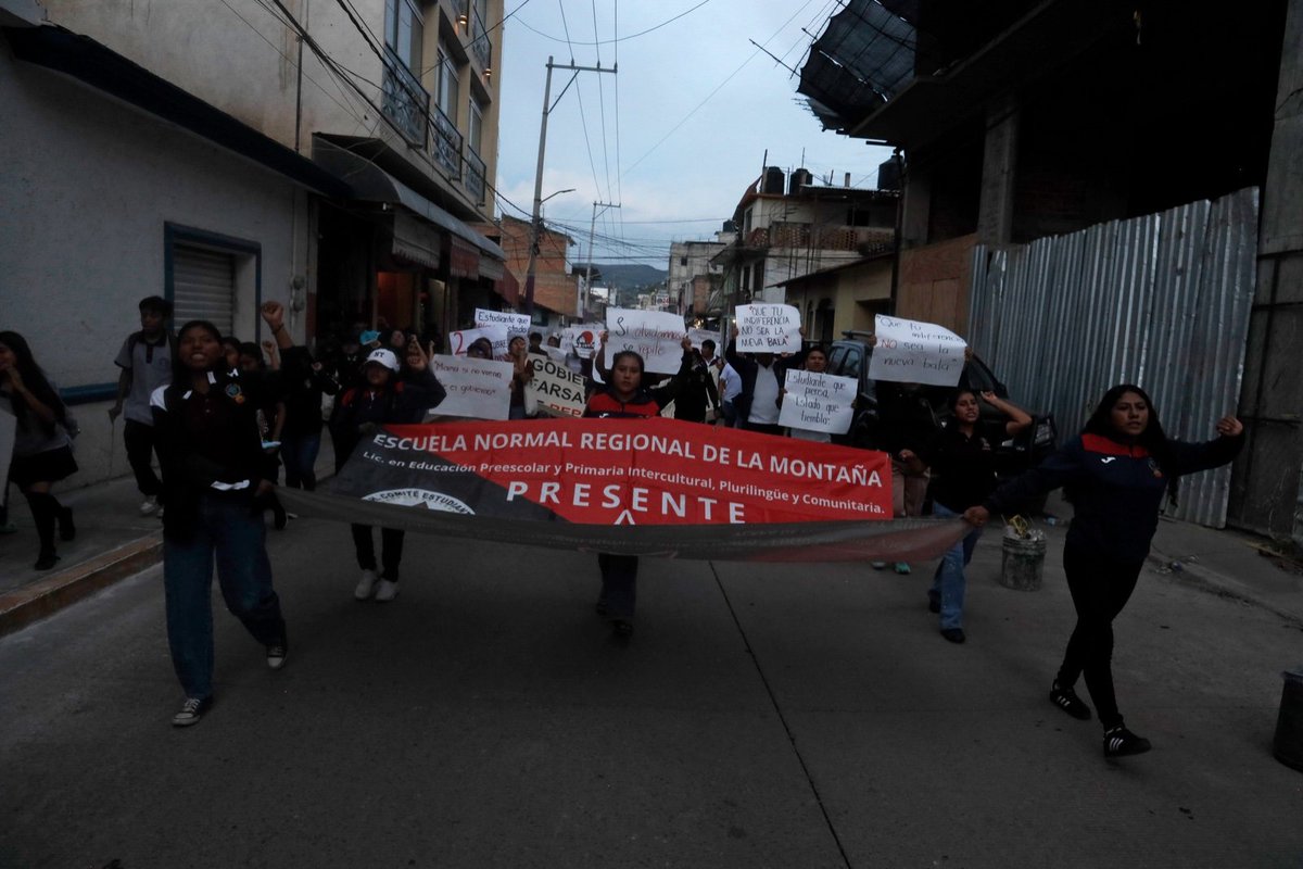 Tlachinollan's tweet photo. 📌“Fue el ejército, fue el Estado”: 68 y 43 |👀Estudiantes de la Normal Regional de la Montaña, Guerrero, marcharon para conmemorar el 2 de octubre y por los 43. Exigieron justicia y verdad en los crímenes de Estado, donde el perpetrador fue el ejército
👉🏾https://t.co/ZGJwEeaDcp https://t.co/JoQtBQmox4