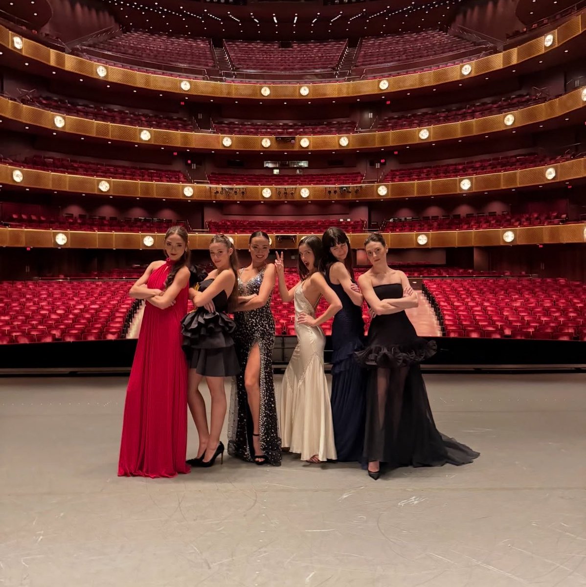 oliviarodrbr's tweet photo. Olivia Rodrigo com as bailarinas do New York City Ballet que participaram do clipe de “stupid song”. 💖 https://t.co/JHHsufJTCi