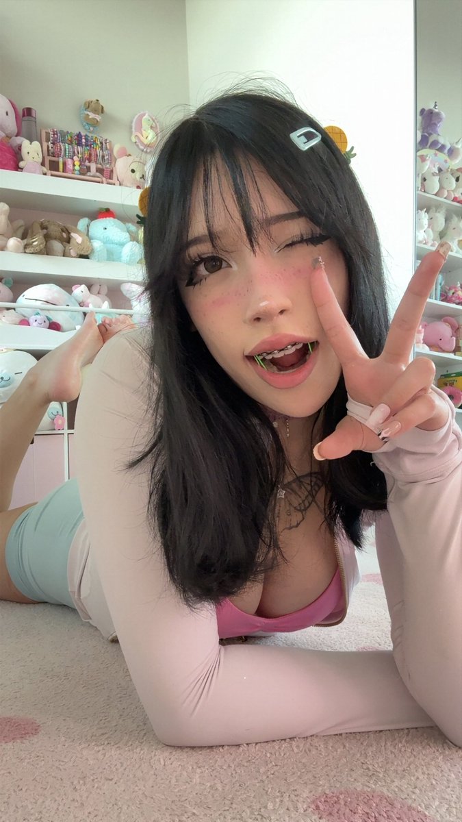 sugarbunhun's tweet photo. hello can i be your loser gf?? https://t.co/eaVYLtRjky