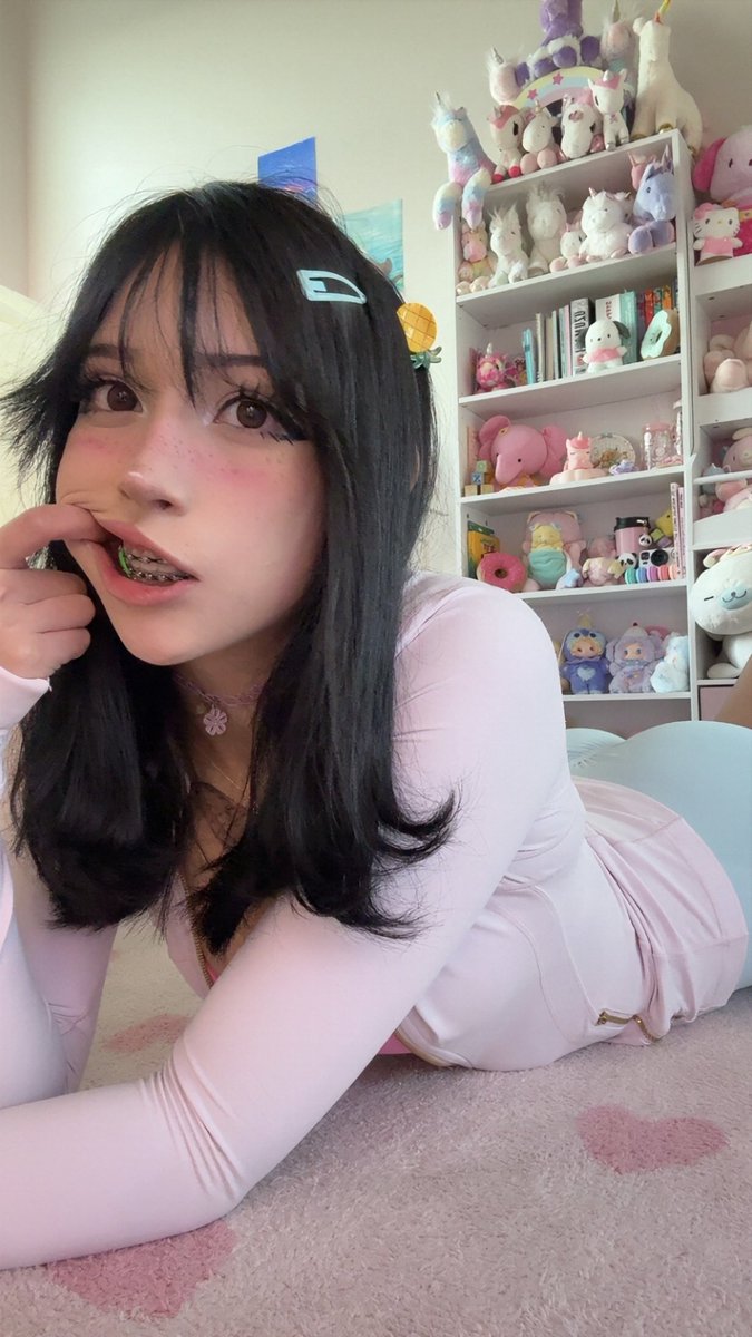 sugarbunhun's tweet photo. hello can i be your loser gf?? https://t.co/eaVYLtRjky