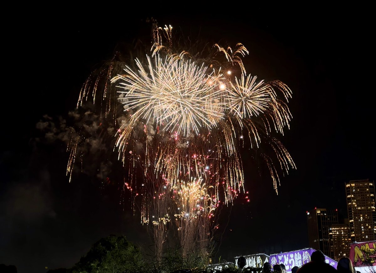 kosariwasu's tweet photo. 夜は多摩川の花火大会へ🎇
世田谷側と川崎側から同時に上がる花火！
とても綺麗でした✨
川崎コールで盛り上がる会場の雰囲気も楽しかったです☺️ https://t.co/UazxdZYeS5