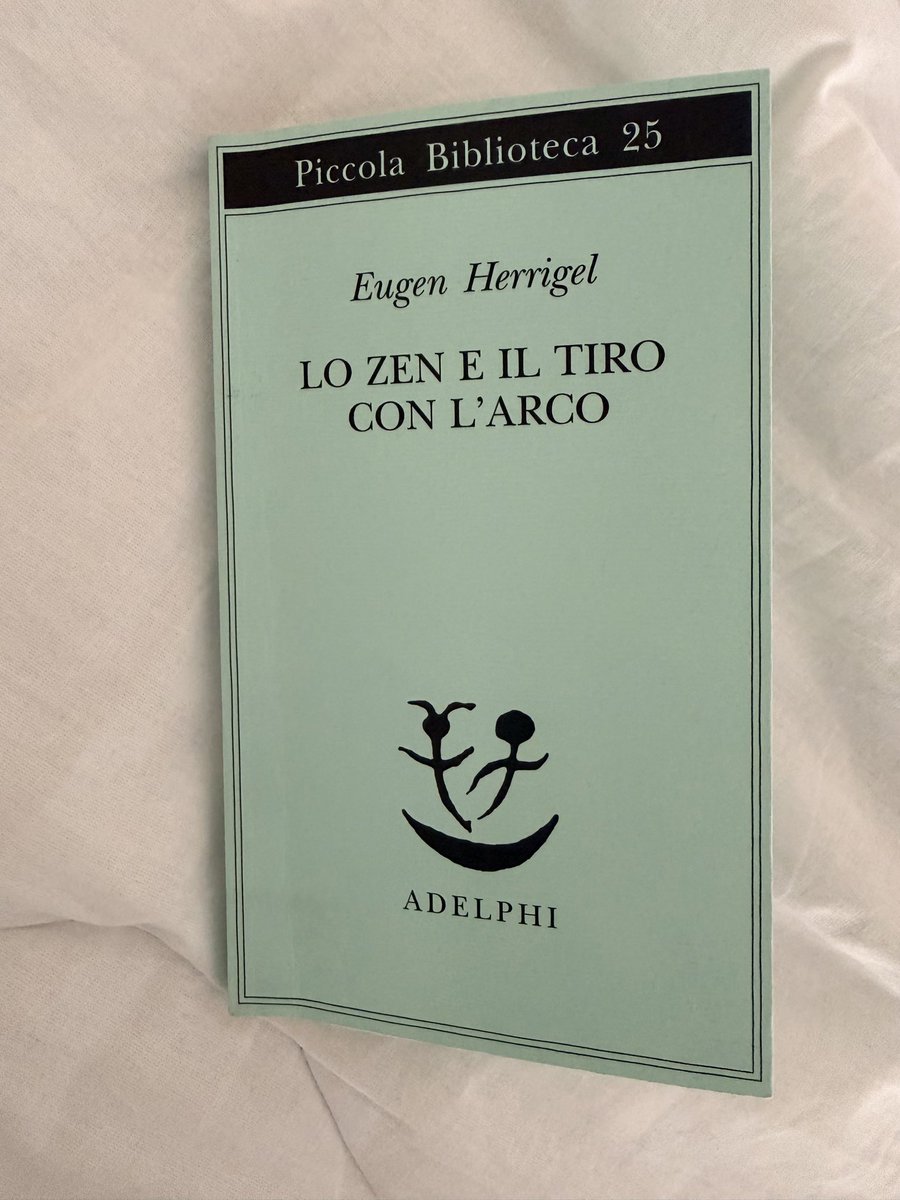 patriziobertani's tweet photo. La palestra è sforzo e rumore, ma a volte regala connessioni inaspettate. Oggi un nuovo amico mi ha donato questo libro sulla filosofia zen.
Un promemoria prezioso: il vero equilibrio non è solo fisico, ma richiede cura e silenzio anche dentro la mente. https://t.co/QWFfQBpGBD