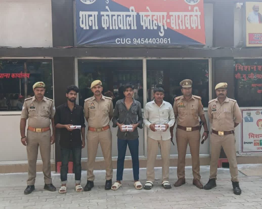 Prabhat24939413's tweet photo. बाराबंकी फतेहपुर थाना क्षेत्र में भैंस बिक्री के रुपये लूटने के मामले में पुलिस ने तीन आरोपियों को गिरफ्तार किया है। पुलिस ने आरोपियों के कब्जे से लूट से संबंधित 48,300 नकद और वारदात में प्रयुक्त स्प्लेंडर बरामद की गिरफ्तार आरोपियों की पहचान सचिन दिलशाद और मयंक के रूप में हुई है https://t.co/kpSFS8wulp