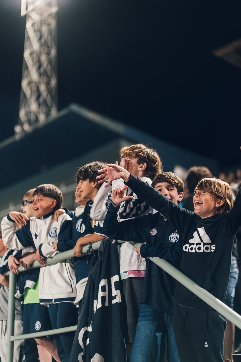 CSIRoficial's tweet photo. Nos conocemos.

Sabemos que nos quedamos con ganas de un poco más. También sabemos que el fútbol tiene estas noches.

Pero hay algo que nunca cambia: siempre estamos.

Estamos porque esto no depende de una noche y porque también estamos hechos de estos momentos.

De quedarse.

De bancar.

De volver.

Hoy nos tocó guardar el grito para otro día. El próximo fin de semana hay otra final.

Y tenemos que seguir todos juntos. 

ARRIBA LA LEPRA💙💪🏼