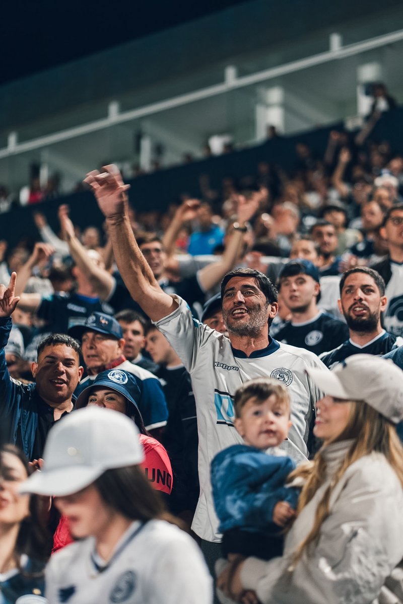 CSIRoficial's tweet photo. Nos conocemos.

Sabemos que nos quedamos con ganas de un poco más. También sabemos que el fútbol tiene estas noches.

Pero hay algo que nunca cambia: siempre estamos.

Estamos porque esto no depende de una noche y porque también estamos hechos de estos momentos.

De quedarse.

De bancar.

De volver.

Hoy nos tocó guardar el grito para otro día. El próximo fin de semana hay otra final.

Y tenemos que seguir todos juntos. 

ARRIBA LA LEPRA💙💪🏼