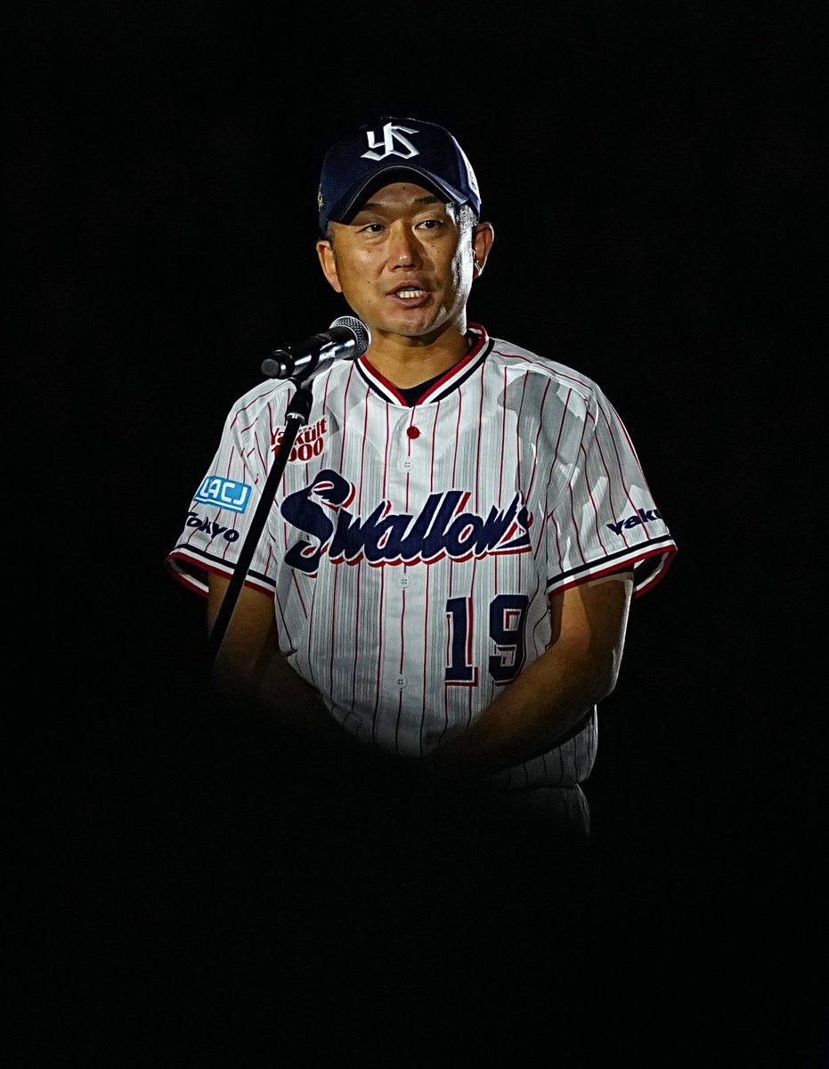 swallowspr's tweet photo. ◥◣石川雅規投手 引退試合◢◤ 

セレモニーでは、#石川雅規 投手から皆さまへご挨拶。

「スワローズファンの皆さん、石川雅規を25年間愛してくださりありがとうございました。
このスワローズのユニホームを着て、現役を引退することができて、本当に幸せです」

#swallows #燕心全開 https://t.co/YOJCoHrrpr