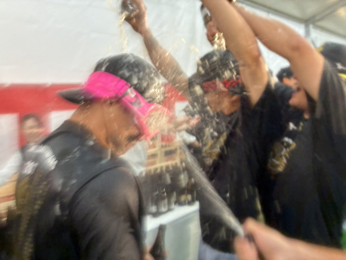 TigersDreamlink's tweet photo. OBの #北條史也 さんも参加中！
大騒ぎのビールかけ！④

#虎VV2026
#阪神タイガース
#熱覇
#連覇 https://t.co/JZEFq21Ibh