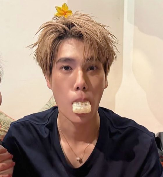 phupeanuts's tweet photo. PHUWIN MAKAN KERUPUK KULIT 😭 KAPAN LAGI LIAT PHUWIN MAKAN KERUPUK KULIT WUAKWJSUWHDUEHUD 😭 mana imut banget lagi ada bunganya itu di rambut blonde nya 🤏🏻 https://t.co/8mK0CcSPGf