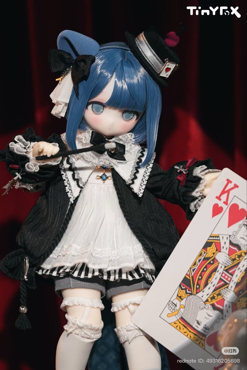 dollshopeden's tweet photo. 🌟Tiny Fox🌟
🎩無限の魔術師♾️
フェリックス🐈‍⬛🪄✨

❤️10/5（月）

日本時間🕰️午前11:00

🎠受注受付🎪開始決定🎉

🎩🕊️🪄🐈‍⬛♦️✨ 🎩🕊️🪄🐈‍⬛♦️

❤️DOLL'S STORY♠️

🕊️真っ白な魔法の鳩が
柔らかな翼を羽ばたかせ
フェリックスの頭に
そっととまった。

これは事前に決められた合図だったー➖➖いよいよ公演の時が来たのだ。

フェリックスは深呼吸をし
両側に幕が引かれた赤い舞台へと
軽やかに歩み寄った。

彼は巧みな手さばきで

古典的なマジックをいくつ も披露し
ショーの幕を開けた。

彼の軽快な動きは
徐々に会場 の
雰囲気を盛り上げた。

そして、ショーはフェリックスの真骨頂 である
浮遊マジックへと移った。

フェリックスは
マジシャンの帽子を 
高く空中に投げ上げ、

杖を軽く回転させて、
帽子が地面に落ちる 直前に
キャッチした。

杖が空中を滑るように進むと、帽子は
ゆっくり と浮かび上がり、
続いて様々な小道具が
次々と浮かび上がり、 
舞台の上空に
優しく浮かび上がった。

彼がマジックトリックに
完全に没頭していたとき、
観客から突然
大きな ため息が漏れた。

フェリックスは驚き、
その時初めて、
自分も静かに 浮かび上がっていたことに
気づいた。

これは全く
予定外のことだった！

彼は 一瞬
パニックになったが、
すぐに落ち着きを取り戻し、
魔法を使って 軽く浮遊し、
回転しながら演技を続けた。

彼が優しく手を振ると、
浮いていた 小道具が
ゆっくりと集まり、
空中に猫の輪郭が
浮かび上がった。

魔法の杖が 軽く落ちると
「ポン！」と柔らかな光が閃き
幻影の輪郭は
生き生きと した
毛むくじゃらの猫へと
姿を変えた。

フェリックスは猫と共に
優雅に観客の上空を
飛び回り
旋回した。

そして猫 は吊り下げられた
マジシャンの帽子の中に
飛び込んだ。

帽子のつばから
閃光 が放たれると、
色とりどりの旗が降り注ぎ
白い鳩の群れが
羽ばたいて飛び立った。

続いて、スパンコール、
リボン、風船の奔流が
舞台の天井の下で
整然と渦巻き、舞い踊った。

そして、その色鮮やかな光景はゆっくりと観客席へと
降り注ぎ、 
指を鳴らすと
すべてがバラの花に変わり、
優しく地面に舞い落ちた。

フェリックスはゆっくりと
舞台中央に戻り、
マジシャンの帽子をしまい
優雅にお辞儀をして 
別れを告げた。

会場全体に
雷鳴のような拍手と歓声が
沸き起こり、
この素晴らしく、
いつまでも続く
マジックショーは
完璧な幕を閉じた。

🎩🕊️🪄🐈‍⬛♦️✨ 🎩🕊️🪄🐈‍⬛♦️

♦️TinyFox♦️日本公式代理店
🎠ドールショップEDEN🎠

🎩🕊️🪄🐈‍⬛♦️✨ 🎩🕊️🪄🐈‍⬛♦️