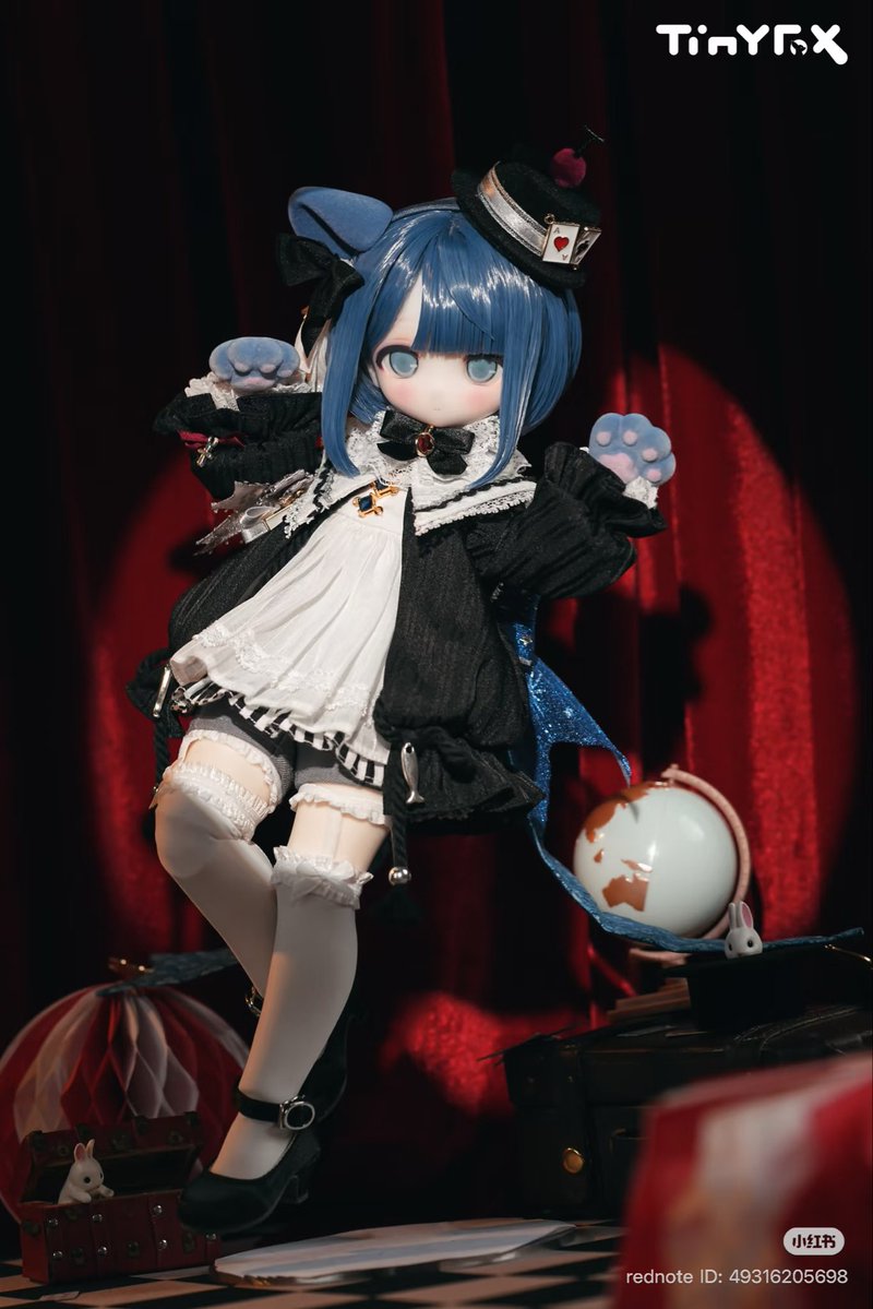 dollshopeden's tweet photo. 🌟Tiny Fox🌟
🎩無限の魔術師♾️
フェリックス🐈‍⬛🪄✨

❤️10/5（月）

日本時間🕰️午前11:00

🎠受注受付🎪開始決定🎉

🎩🕊️🪄🐈‍⬛♦️✨ 🎩🕊️🪄🐈‍⬛♦️

❤️DOLL'S STORY♠️

🕊️真っ白な魔法の鳩が
柔らかな翼を羽ばたかせ
フェリックスの頭に
そっととまった。

これは事前に決められた合図だったー➖➖いよいよ公演の時が来たのだ。

フェリックスは深呼吸をし
両側に幕が引かれた赤い舞台へと
軽やかに歩み寄った。

彼は巧みな手さばきで

古典的なマジックをいくつ も披露し
ショーの幕を開けた。

彼の軽快な動きは
徐々に会場 の
雰囲気を盛り上げた。

そして、ショーはフェリックスの真骨頂 である
浮遊マジックへと移った。

フェリックスは
マジシャンの帽子を 
高く空中に投げ上げ、

杖を軽く回転させて、
帽子が地面に落ちる 直前に
キャッチした。

杖が空中を滑るように進むと、帽子は
ゆっくり と浮かび上がり、
続いて様々な小道具が
次々と浮かび上がり、 
舞台の上空に
優しく浮かび上がった。

彼がマジックトリックに
完全に没頭していたとき、
観客から突然
大きな ため息が漏れた。

フェリックスは驚き、
その時初めて、
自分も静かに 浮かび上がっていたことに
気づいた。

これは全く
予定外のことだった！

彼は 一瞬
パニックになったが、
すぐに落ち着きを取り戻し、
魔法を使って 軽く浮遊し、
回転しながら演技を続けた。

彼が優しく手を振ると、
浮いていた 小道具が
ゆっくりと集まり、
空中に猫の輪郭が
浮かび上がった。

魔法の杖が 軽く落ちると
「ポン！」と柔らかな光が閃き
幻影の輪郭は
生き生きと した
毛むくじゃらの猫へと
姿を変えた。

フェリックスは猫と共に
優雅に観客の上空を
飛び回り
旋回した。

そして猫 は吊り下げられた
マジシャンの帽子の中に
飛び込んだ。

帽子のつばから
閃光 が放たれると、
色とりどりの旗が降り注ぎ
白い鳩の群れが
羽ばたいて飛び立った。

続いて、スパンコール、
リボン、風船の奔流が
舞台の天井の下で
整然と渦巻き、舞い踊った。

そして、その色鮮やかな光景はゆっくりと観客席へと
降り注ぎ、 
指を鳴らすと
すべてがバラの花に変わり、
優しく地面に舞い落ちた。

フェリックスはゆっくりと
舞台中央に戻り、
マジシャンの帽子をしまい
優雅にお辞儀をして 
別れを告げた。

会場全体に
雷鳴のような拍手と歓声が
沸き起こり、
この素晴らしく、
いつまでも続く
マジックショーは
完璧な幕を閉じた。

🎩🕊️🪄🐈‍⬛♦️✨ 🎩🕊️🪄🐈‍⬛♦️

♦️TinyFox♦️日本公式代理店
🎠ドールショップEDEN🎠

🎩🕊️🪄🐈‍⬛♦️✨ 🎩🕊️🪄🐈‍⬛♦️