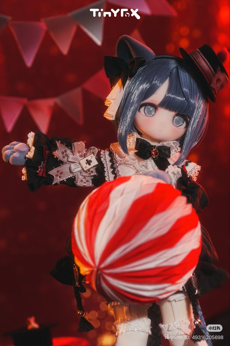 dollshopeden's tweet photo. 🌟Tiny Fox🌟
🎩無限の魔術師♾️
フェリックス🐈‍⬛🪄✨

❤️10/5（月）

日本時間🕰️午前11:00

🎠受注受付🎪開始決定🎉

🎩🕊️🪄🐈‍⬛♦️✨ 🎩🕊️🪄🐈‍⬛♦️

❤️DOLL'S STORY♠️

🕊️真っ白な魔法の鳩が
柔らかな翼を羽ばたかせ
フェリックスの頭に
そっととまった。

これは事前に決められた合図だったー➖➖いよいよ公演の時が来たのだ。

フェリックスは深呼吸をし
両側に幕が引かれた赤い舞台へと
軽やかに歩み寄った。

彼は巧みな手さばきで

古典的なマジックをいくつ も披露し
ショーの幕を開けた。

彼の軽快な動きは
徐々に会場 の
雰囲気を盛り上げた。

そして、ショーはフェリックスの真骨頂 である
浮遊マジックへと移った。

フェリックスは
マジシャンの帽子を 
高く空中に投げ上げ、

杖を軽く回転させて、
帽子が地面に落ちる 直前に
キャッチした。

杖が空中を滑るように進むと、帽子は
ゆっくり と浮かび上がり、
続いて様々な小道具が
次々と浮かび上がり、 
舞台の上空に
優しく浮かび上がった。

彼がマジックトリックに
完全に没頭していたとき、
観客から突然
大きな ため息が漏れた。

フェリックスは驚き、
その時初めて、
自分も静かに 浮かび上がっていたことに
気づいた。

これは全く
予定外のことだった！

彼は 一瞬
パニックになったが、
すぐに落ち着きを取り戻し、
魔法を使って 軽く浮遊し、
回転しながら演技を続けた。

彼が優しく手を振ると、
浮いていた 小道具が
ゆっくりと集まり、
空中に猫の輪郭が
浮かび上がった。

魔法の杖が 軽く落ちると
「ポン！」と柔らかな光が閃き
幻影の輪郭は
生き生きと した
毛むくじゃらの猫へと
姿を変えた。

フェリックスは猫と共に
優雅に観客の上空を
飛び回り
旋回した。

そして猫 は吊り下げられた
マジシャンの帽子の中に
飛び込んだ。

帽子のつばから
閃光 が放たれると、
色とりどりの旗が降り注ぎ
白い鳩の群れが
羽ばたいて飛び立った。

続いて、スパンコール、
リボン、風船の奔流が
舞台の天井の下で
整然と渦巻き、舞い踊った。

そして、その色鮮やかな光景はゆっくりと観客席へと
降り注ぎ、 
指を鳴らすと
すべてがバラの花に変わり、
優しく地面に舞い落ちた。

フェリックスはゆっくりと
舞台中央に戻り、
マジシャンの帽子をしまい
優雅にお辞儀をして 
別れを告げた。

会場全体に
雷鳴のような拍手と歓声が
沸き起こり、
この素晴らしく、
いつまでも続く
マジックショーは
完璧な幕を閉じた。

🎩🕊️🪄🐈‍⬛♦️✨ 🎩🕊️🪄🐈‍⬛♦️

♦️TinyFox♦️日本公式代理店
🎠ドールショップEDEN🎠

🎩🕊️🪄🐈‍⬛♦️✨ 🎩🕊️🪄🐈‍⬛♦️